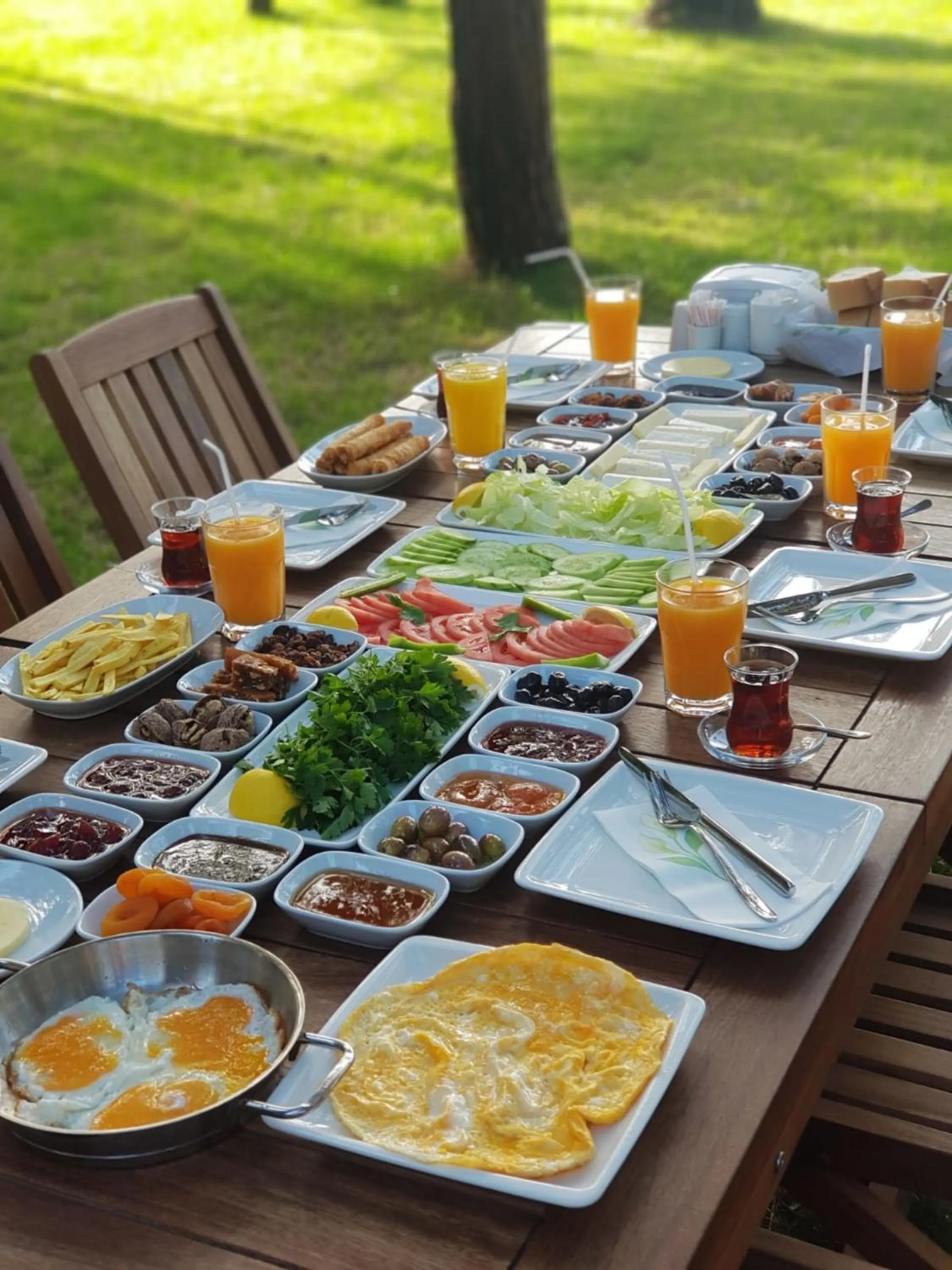 Restaurant/places to eat in Green Pine Bungalows & Beach Luxury Concept