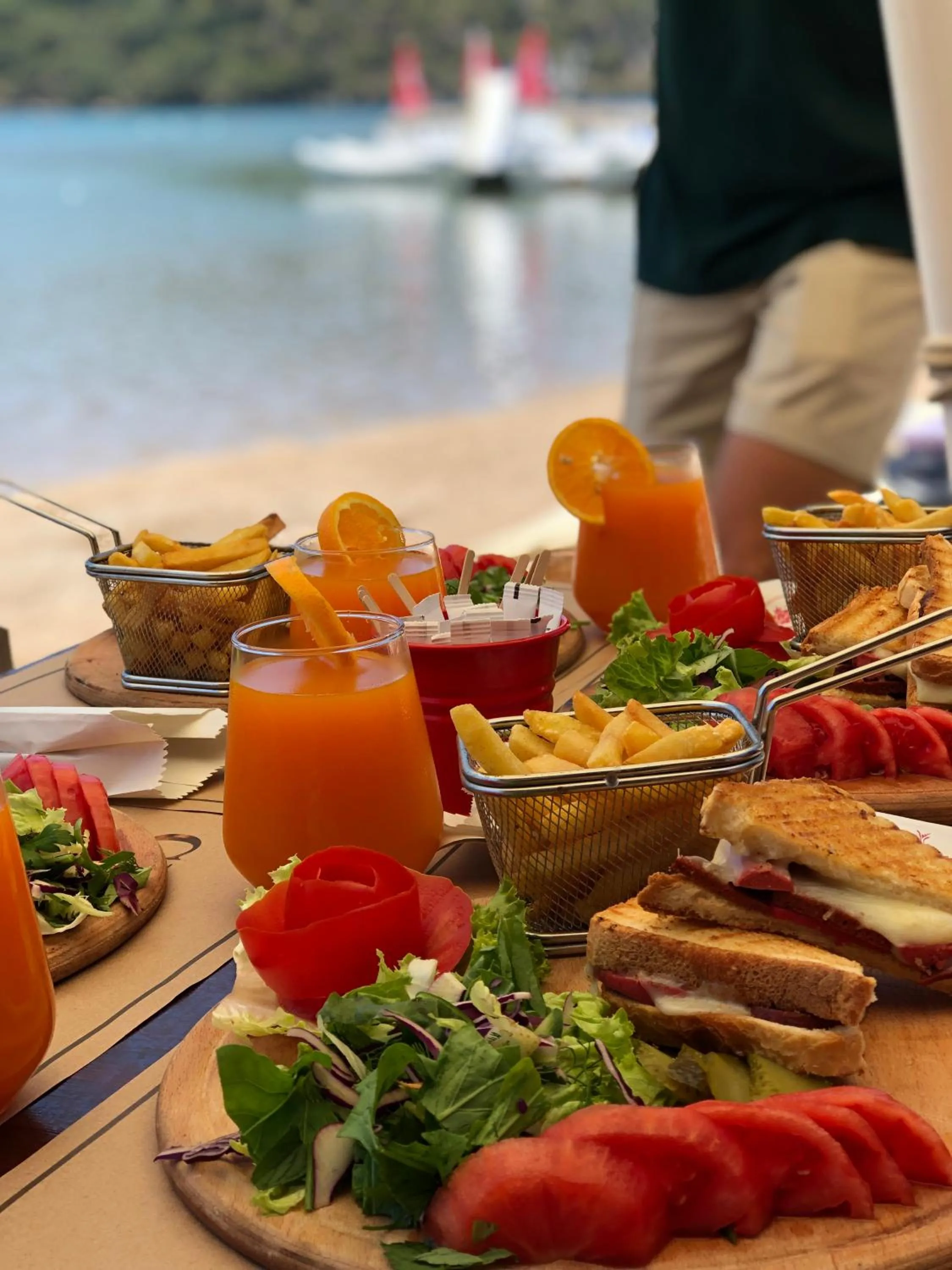 Restaurant/places to eat in Green Pine Bungalows & Beach Luxury Concept