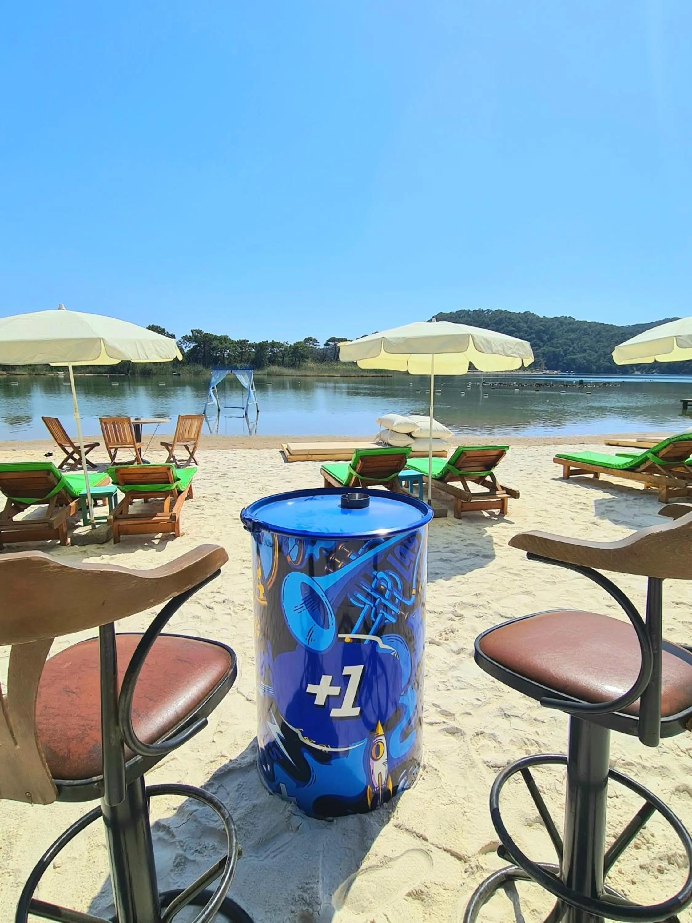 Restaurant/places to eat in Green Pine Bungalows & Beach Luxury Concept