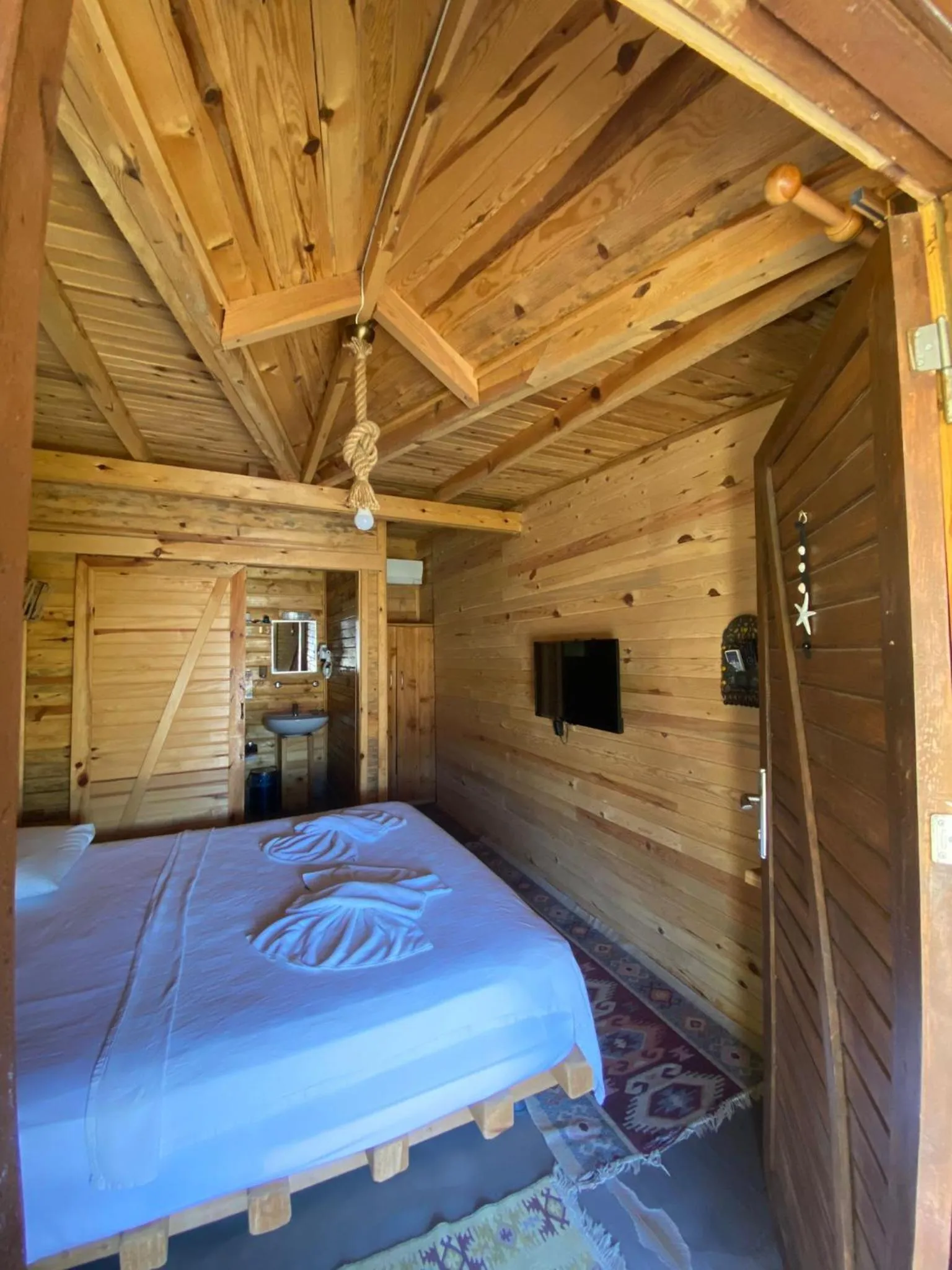 Communal lounge/ TV room, Bed in Green Pine Bungalows & Beach Luxury Concept