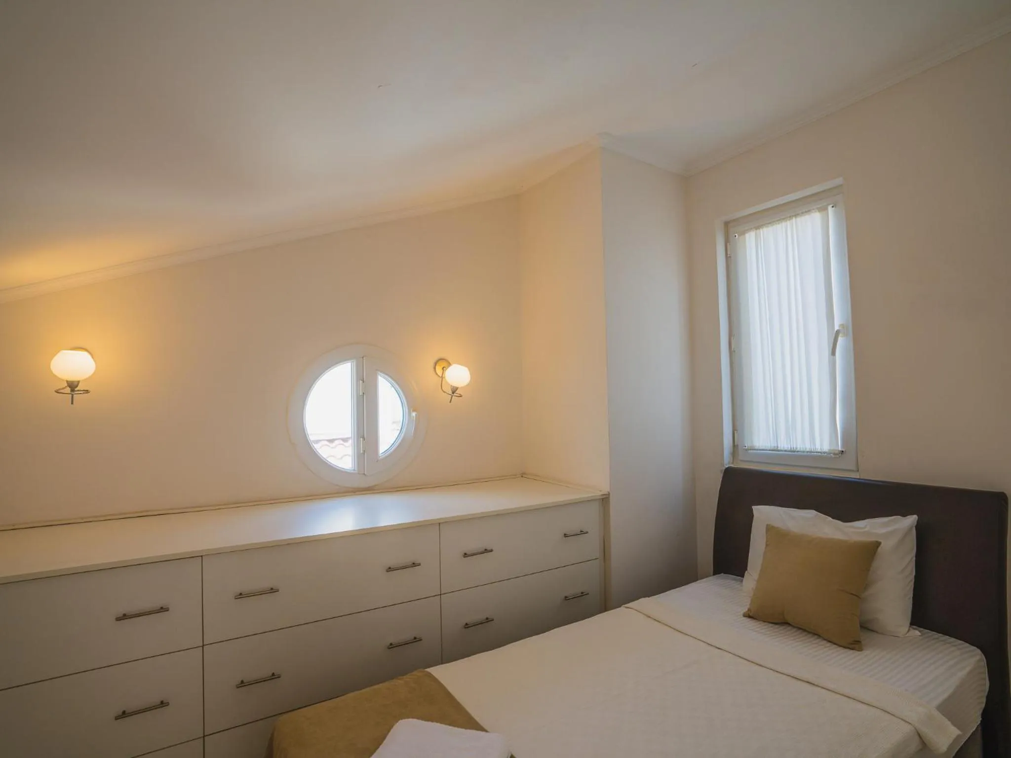 Bedroom, Bed in Sunset Beach Resort Aqua Lettings