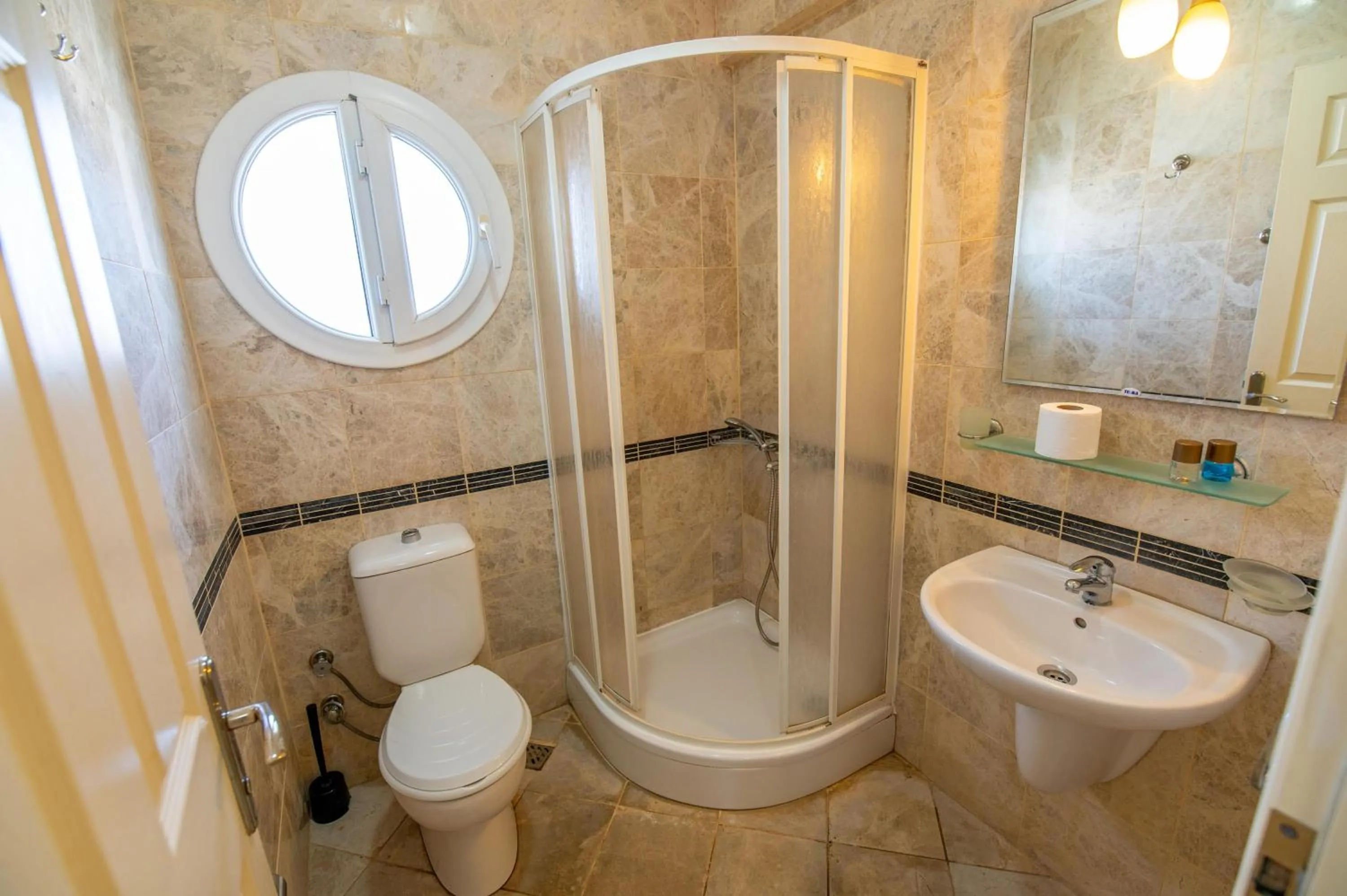 Shower in Sunset Beach Resort Aqua Lettings
