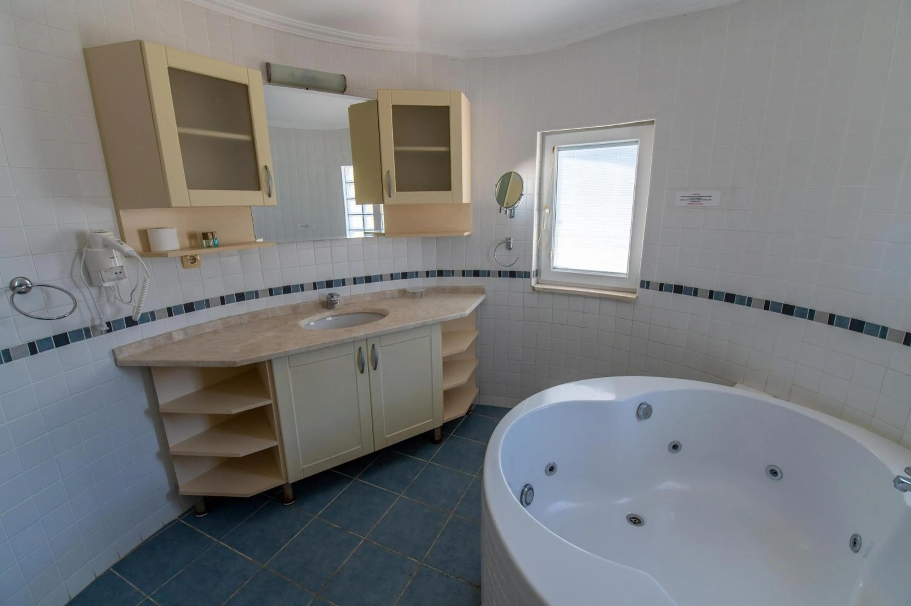 Bath in Sunset Beach Resort Aqua Lettings