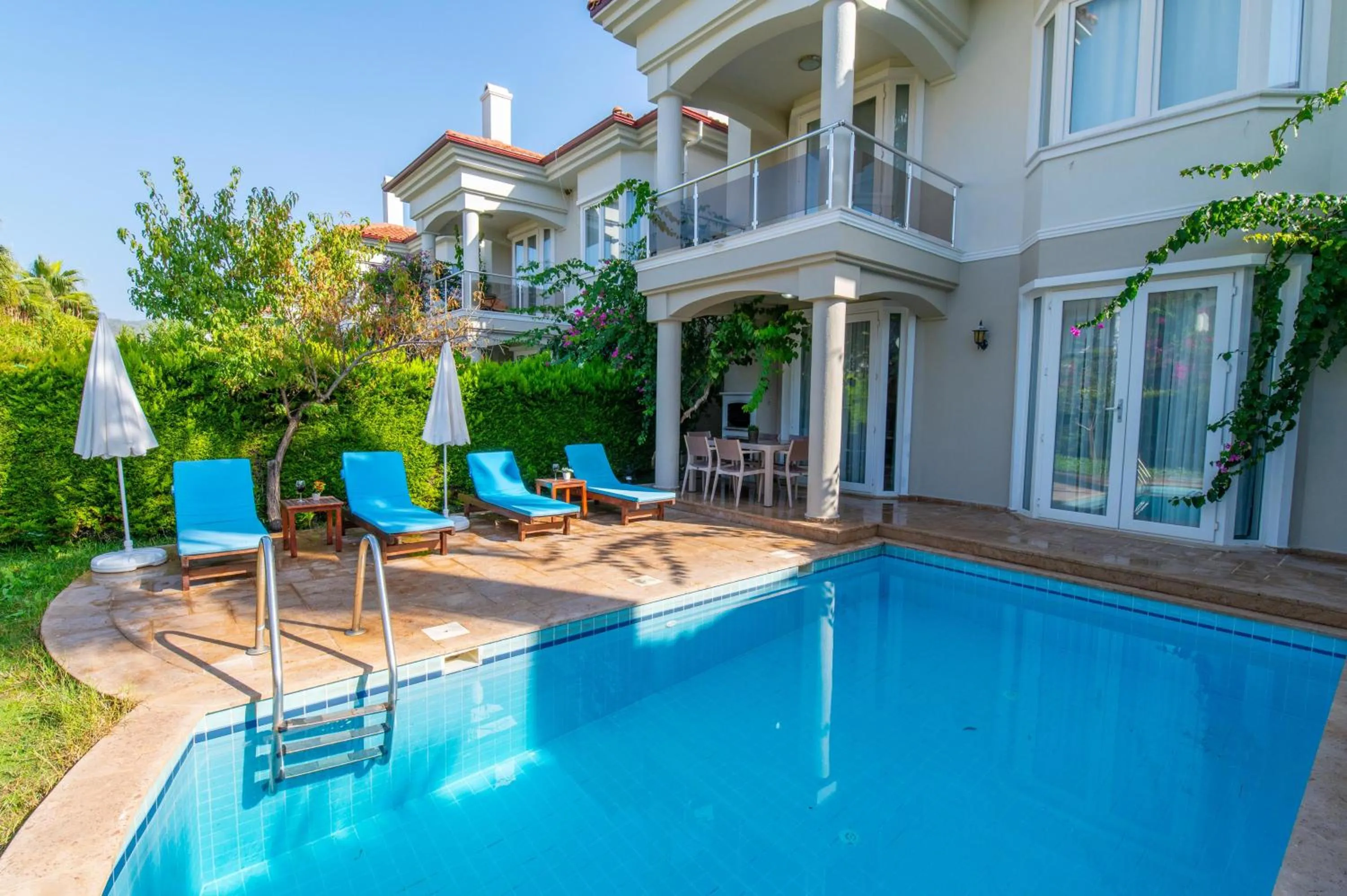 Pool view in Sunset Beach Resort Aqua Lettings