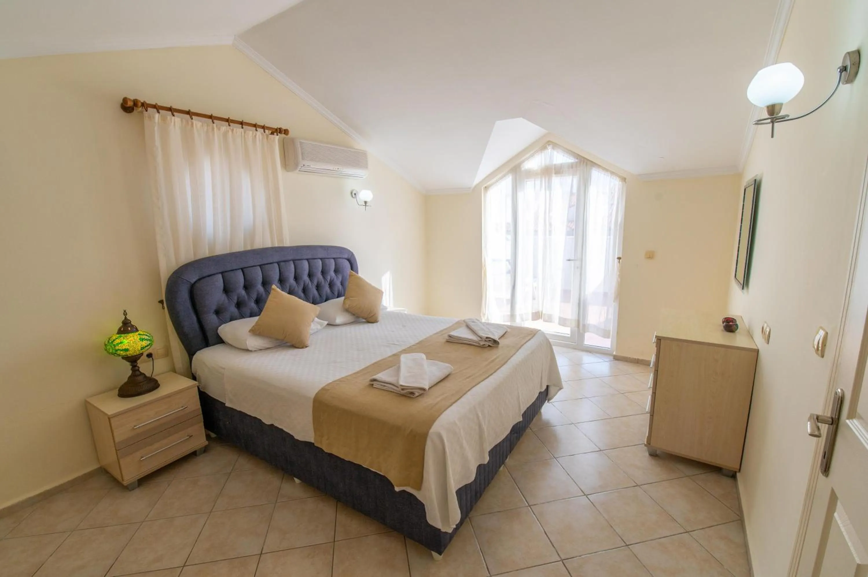 Bedroom, Bed in Sunset Beach Resort Aqua Lettings