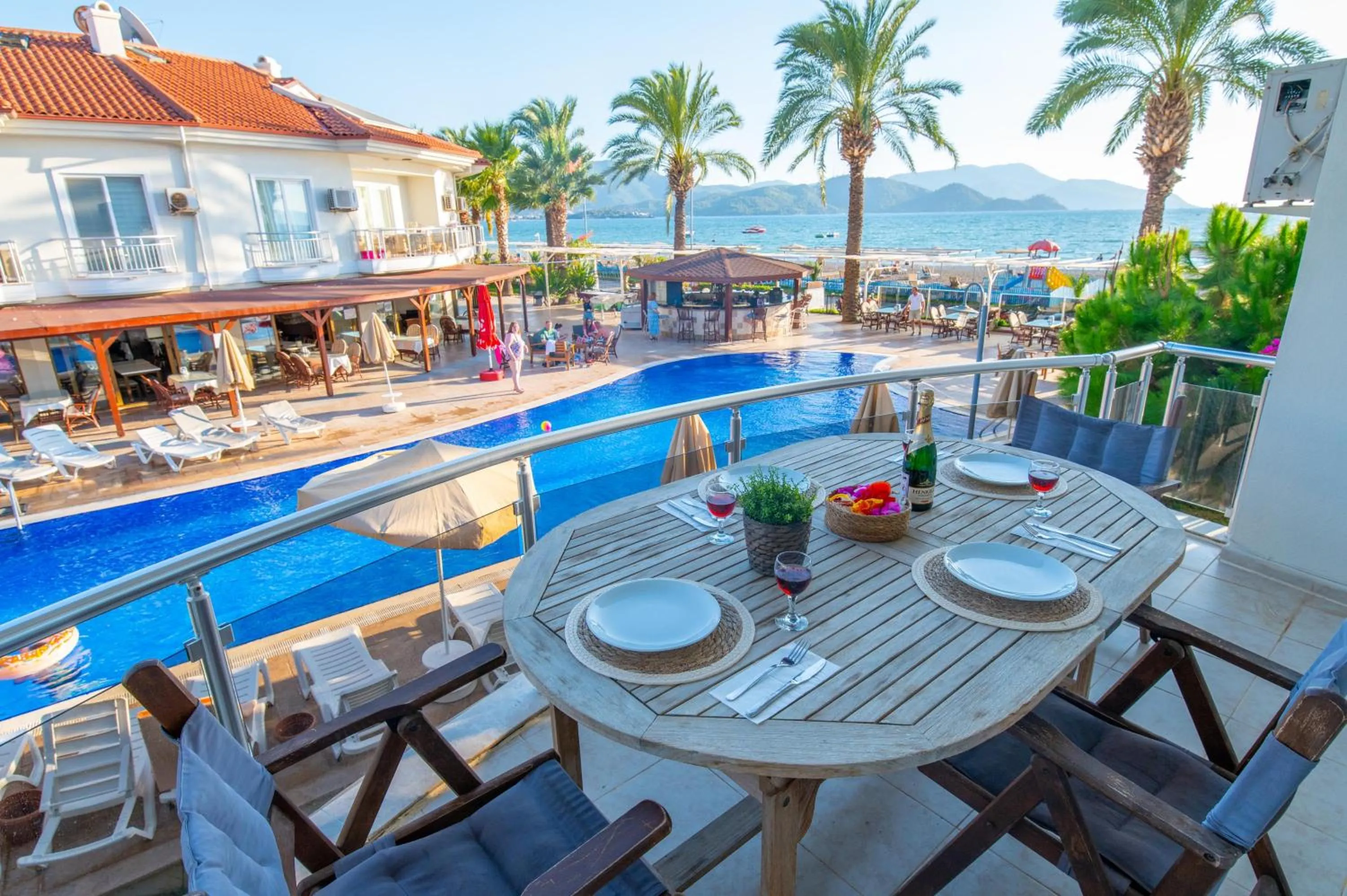 Restaurant/places to eat in Sunset Beach Resort Aqua Lettings