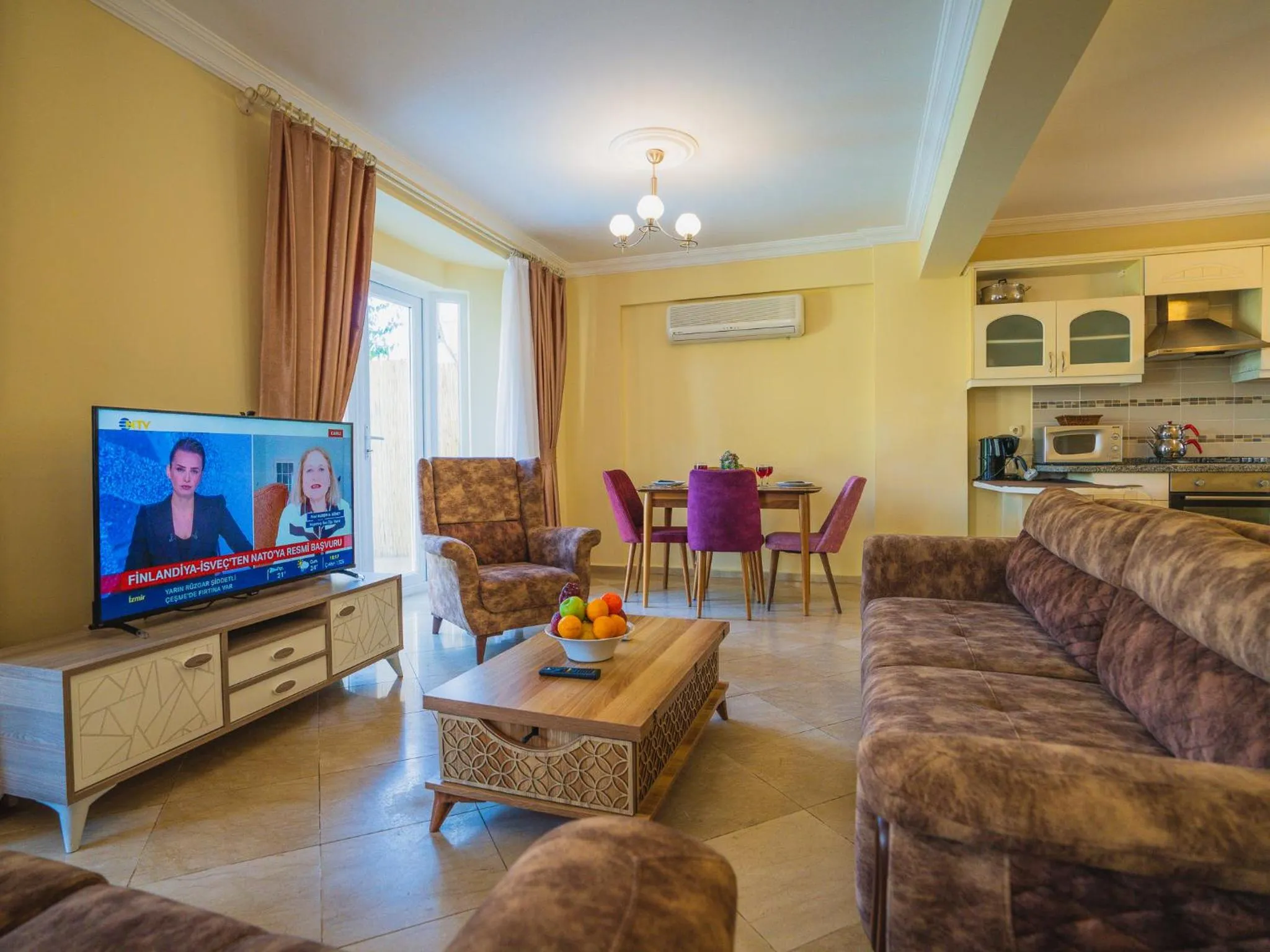 Communal lounge/ TV room in Sunset Beach Resort Aqua Lettings