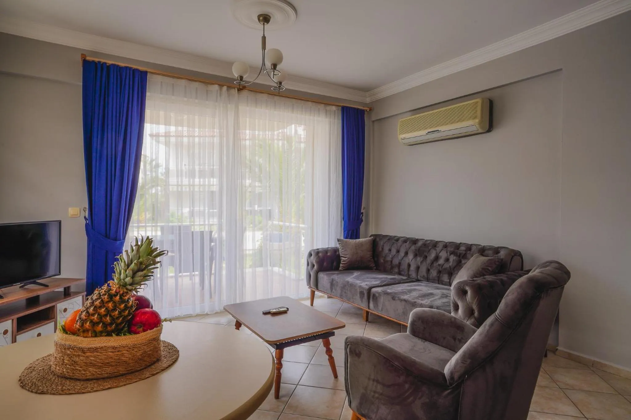 Communal lounge/ TV room in Sunset Beach Resort Aqua Lettings