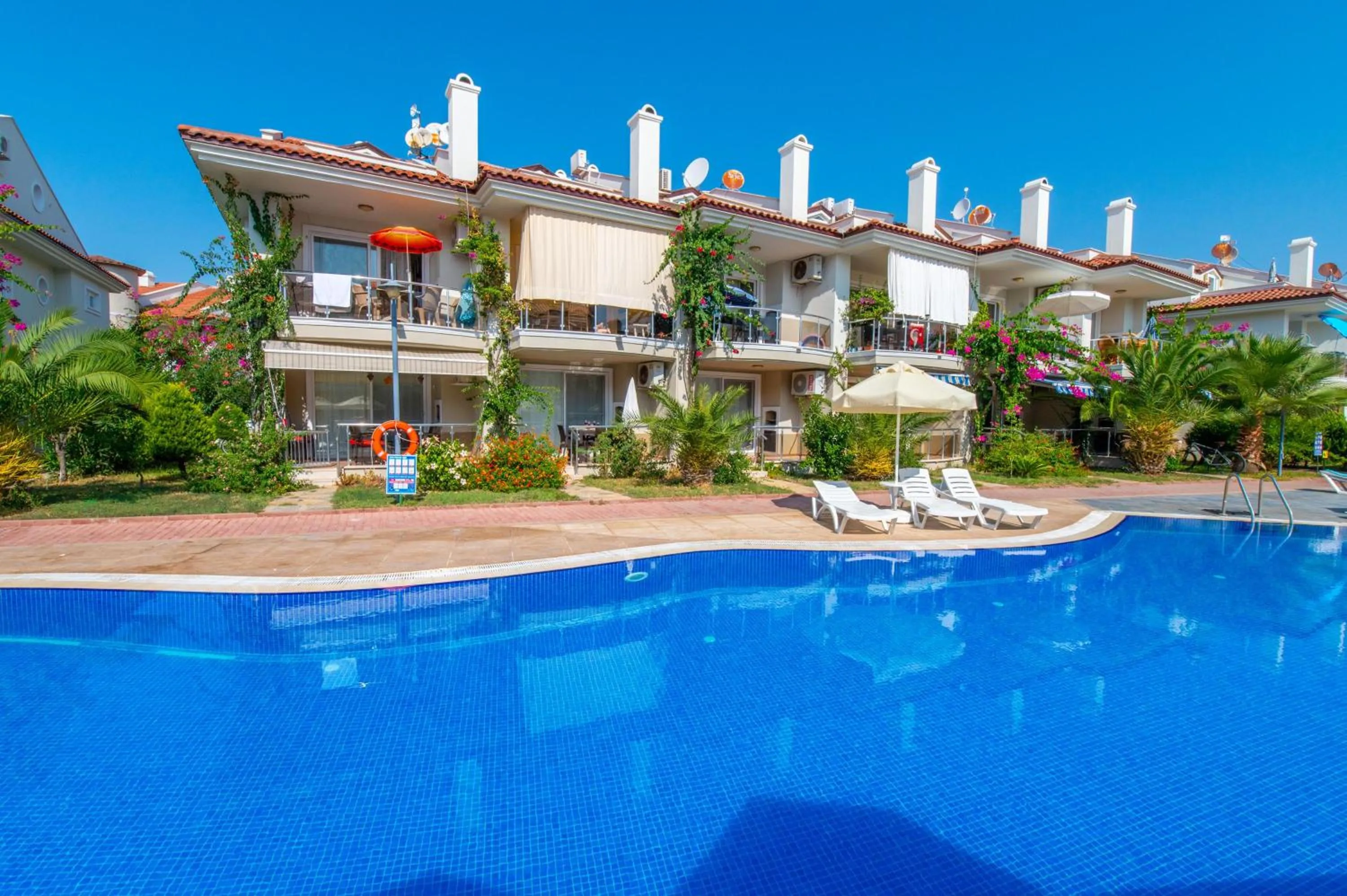 Swimming pool in Sunset Beach Resort Aqua Lettings