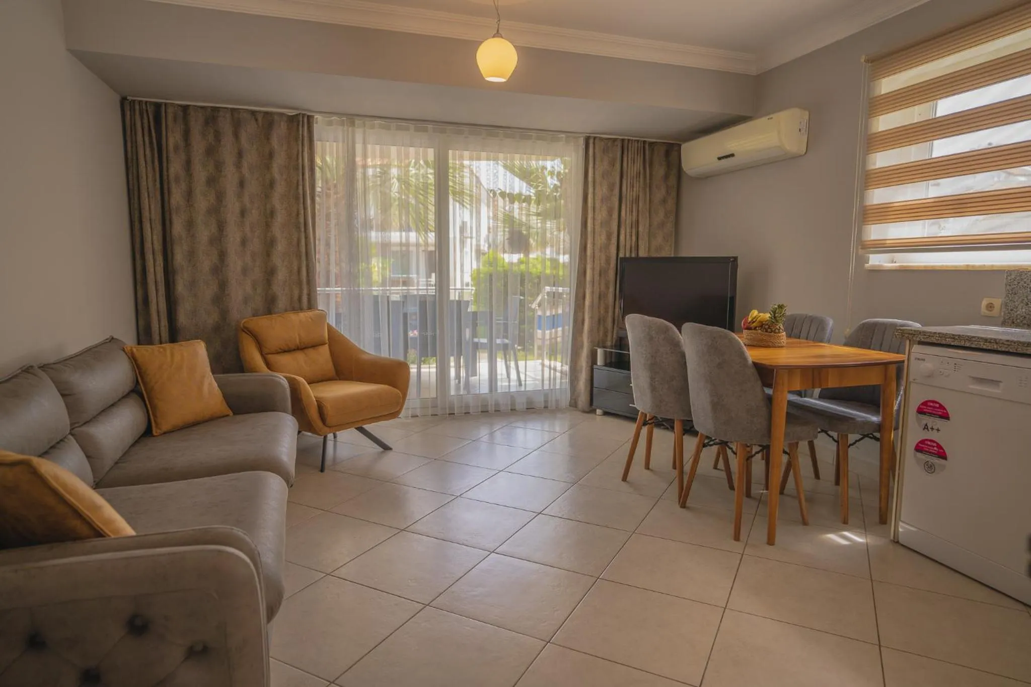 Communal lounge/ TV room in Sunset Beach Resort Aqua Lettings