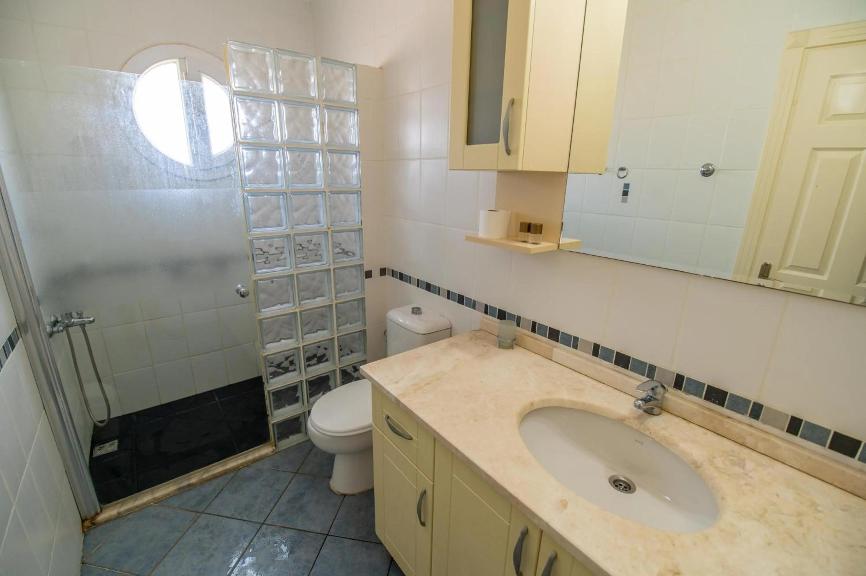 Bathroom in Sunset Beach Resort Aqua Lettings