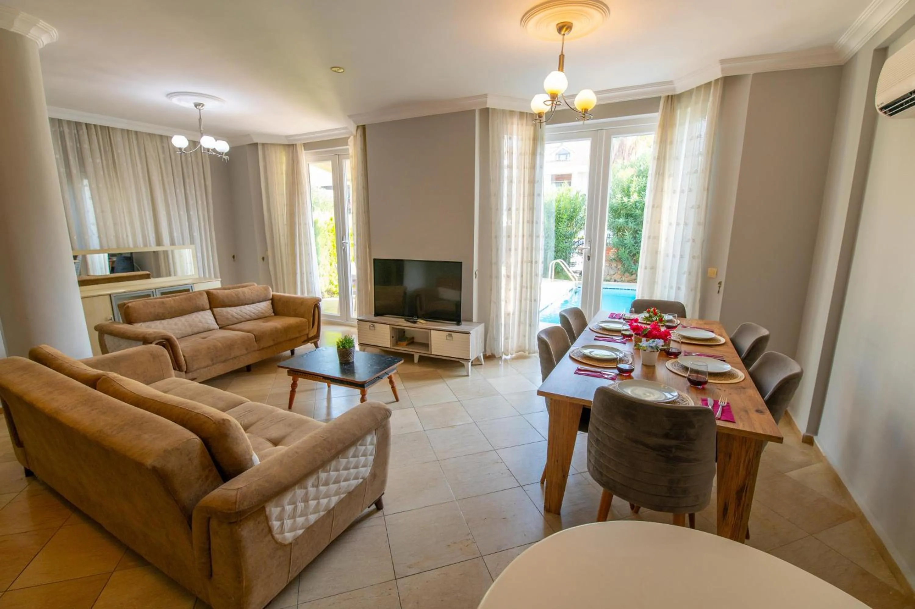 Communal lounge/ TV room in Sunset Beach Resort Aqua Lettings