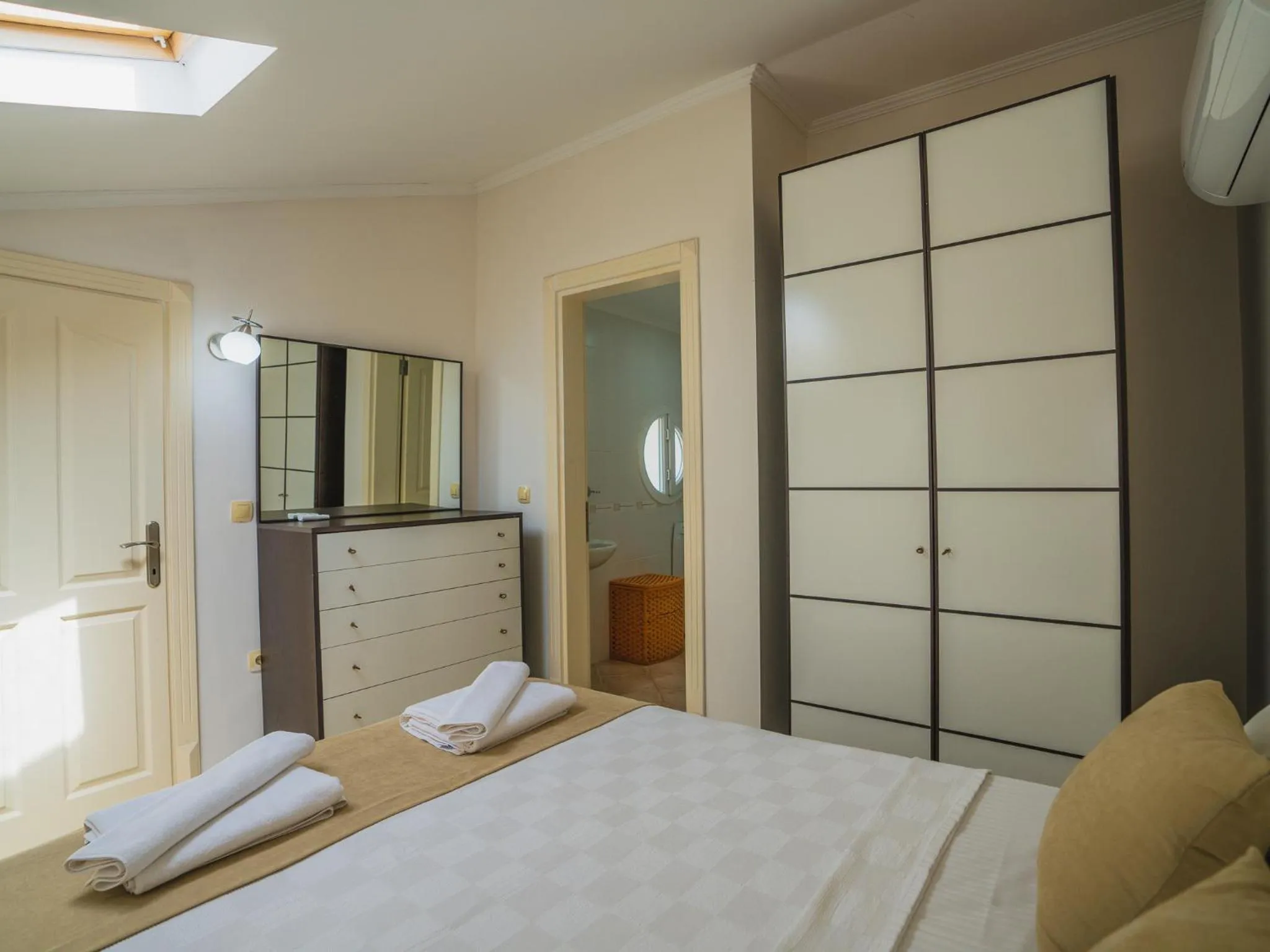 Bedroom, Bed in Sunset Beach Resort Aqua Lettings
