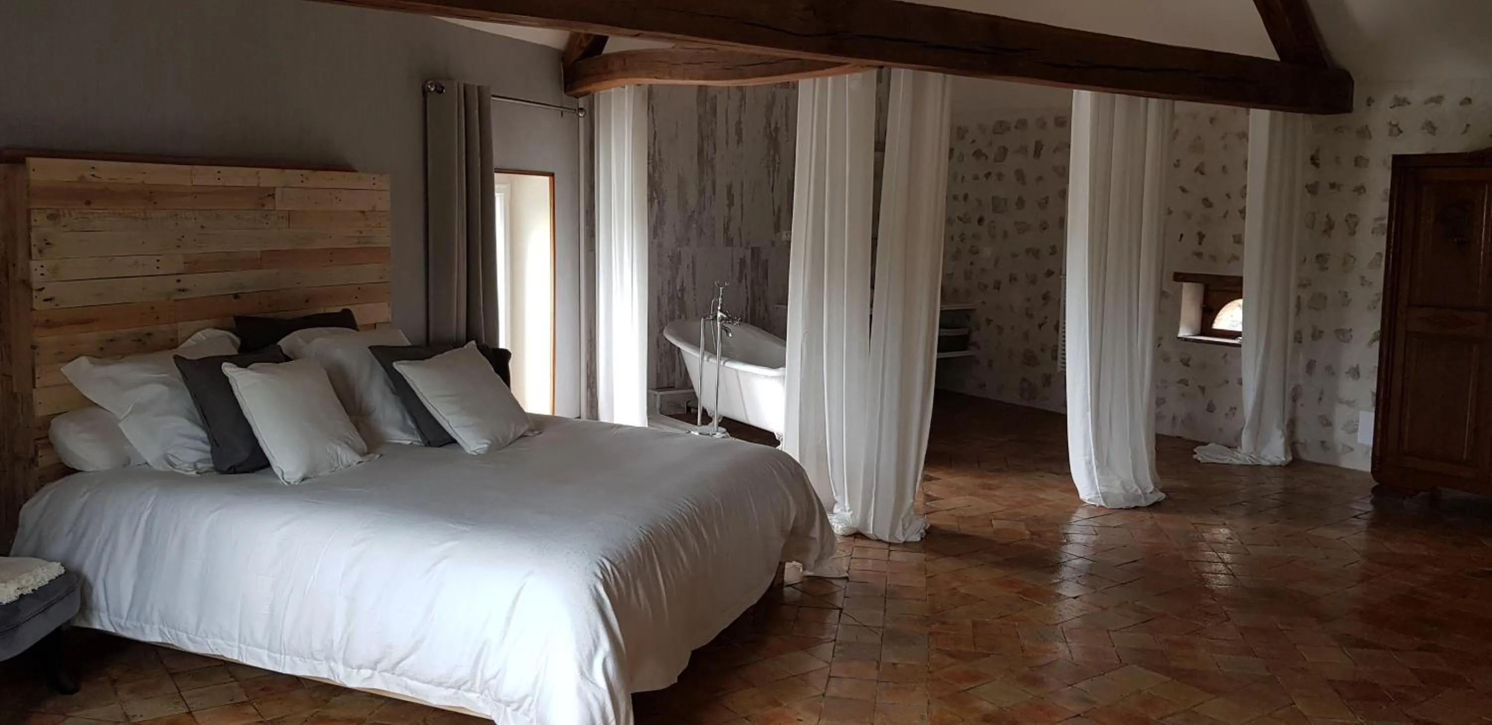 Photo of the whole room, Bed in La Maison Josnes de Mady