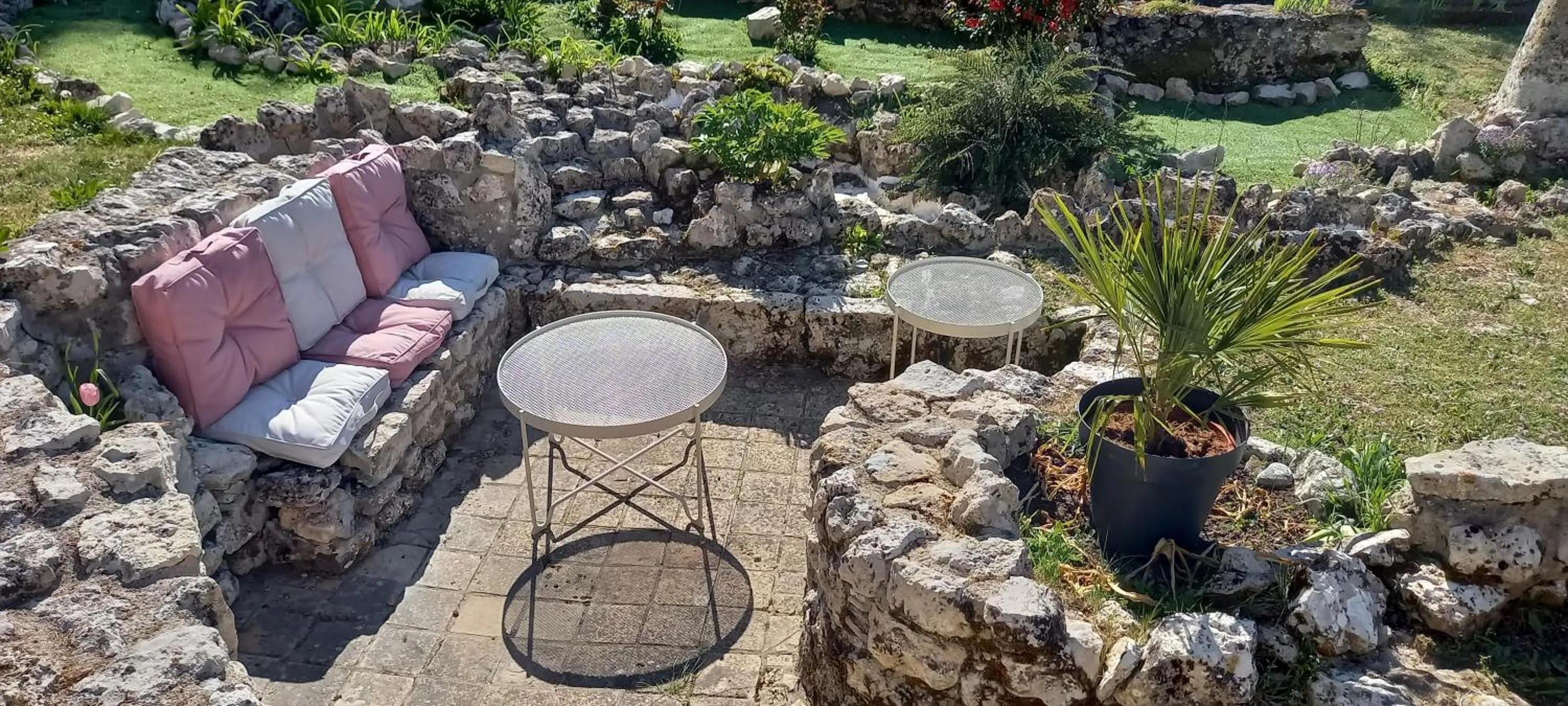 Garden view in La Maison Josnes de Mady