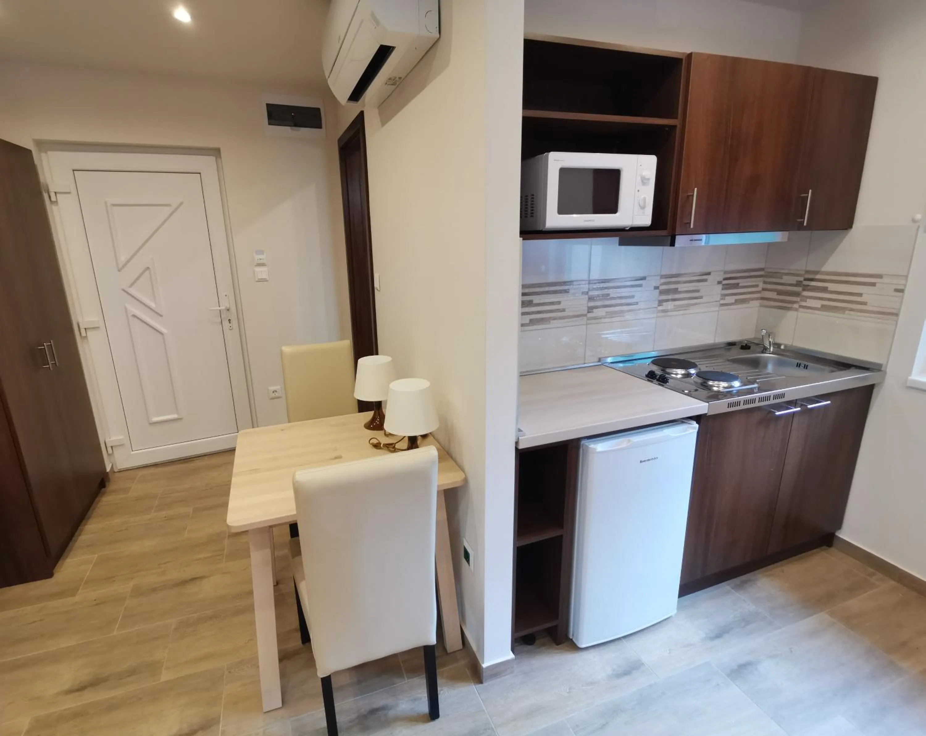 Kitchen or kitchenette in Termál Apartmanház