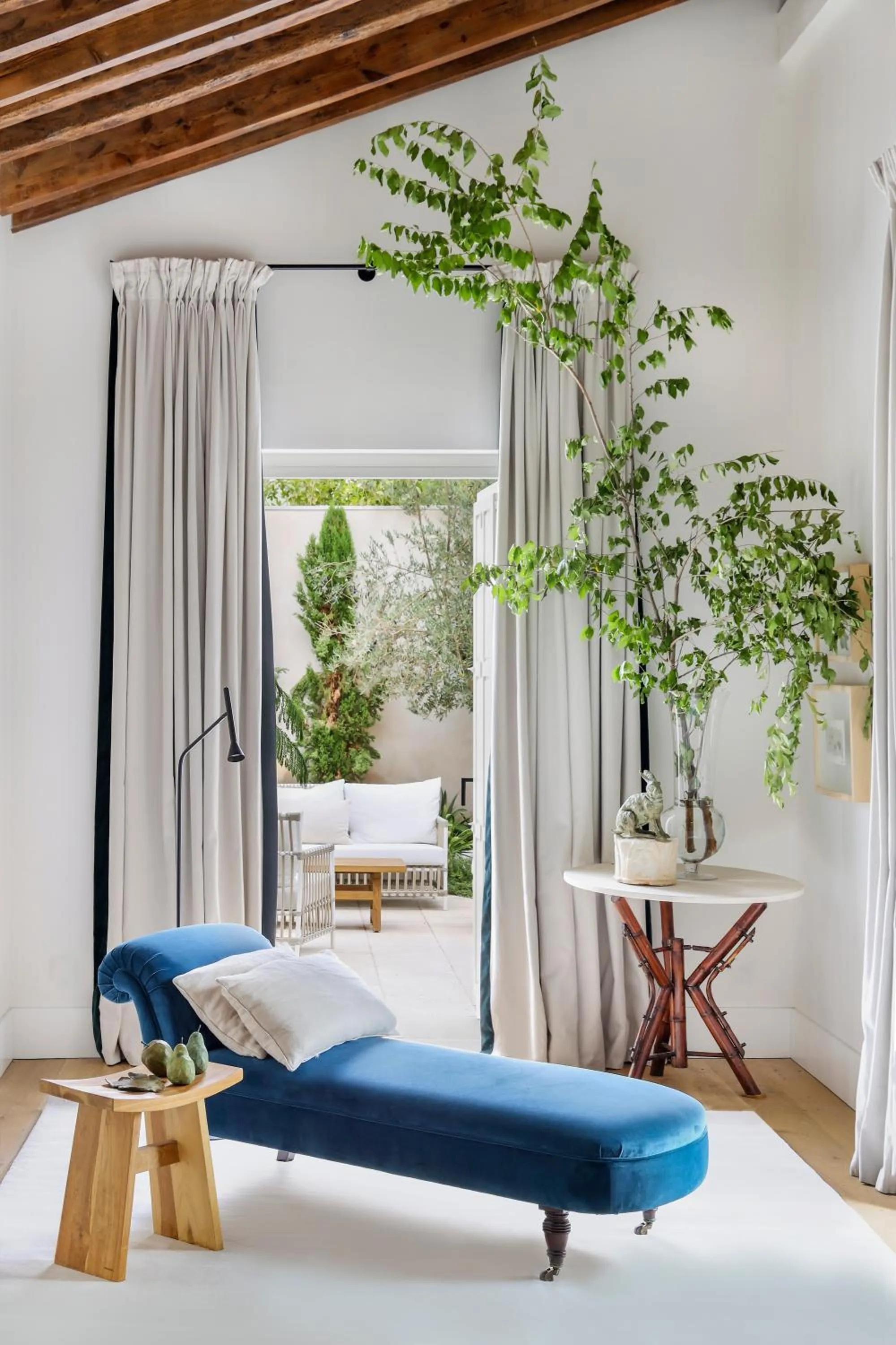 Living room, Bed in Hotel Bodega Tio Pepe