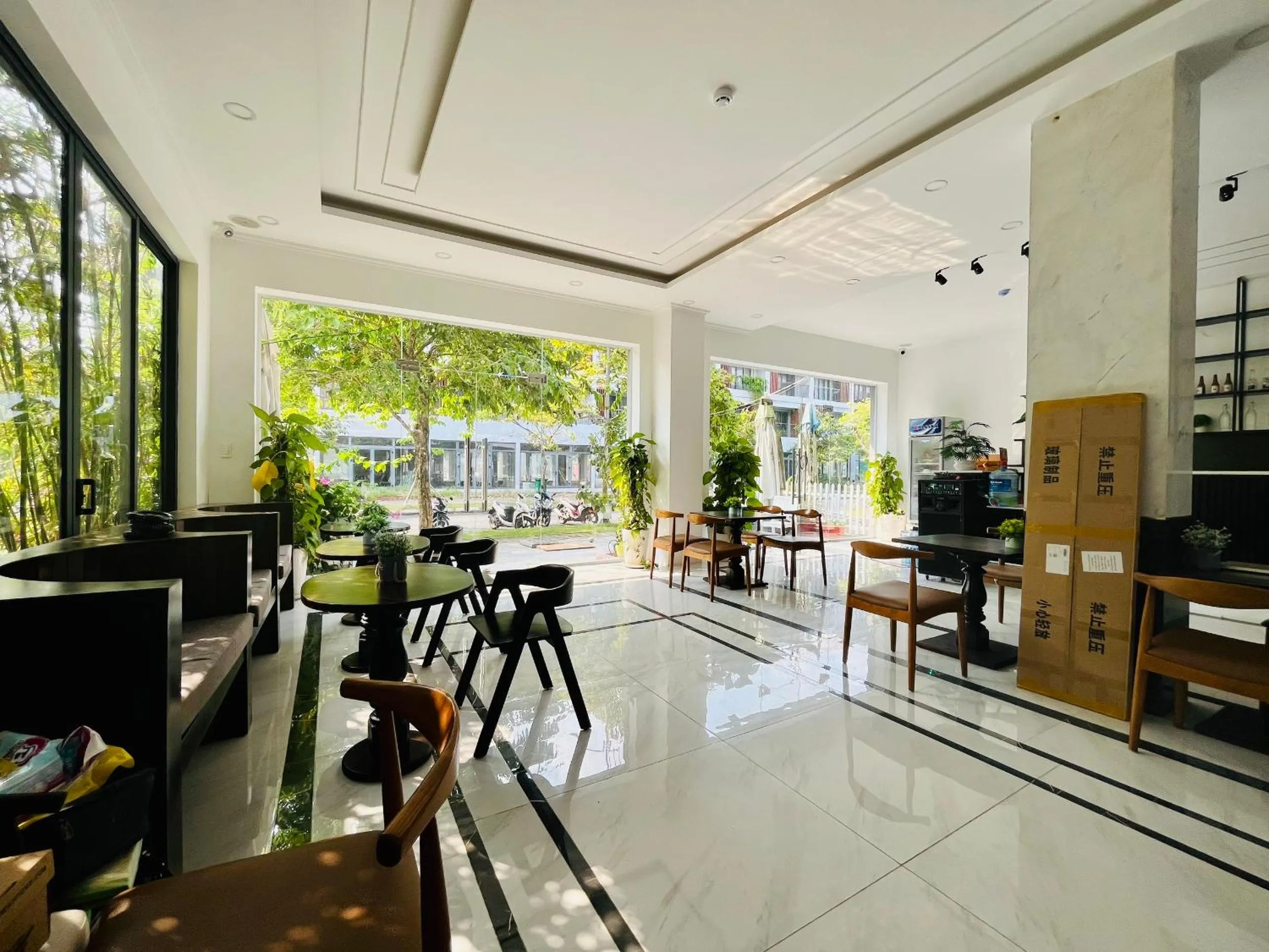 Restaurant/places to eat in Luna Oriental