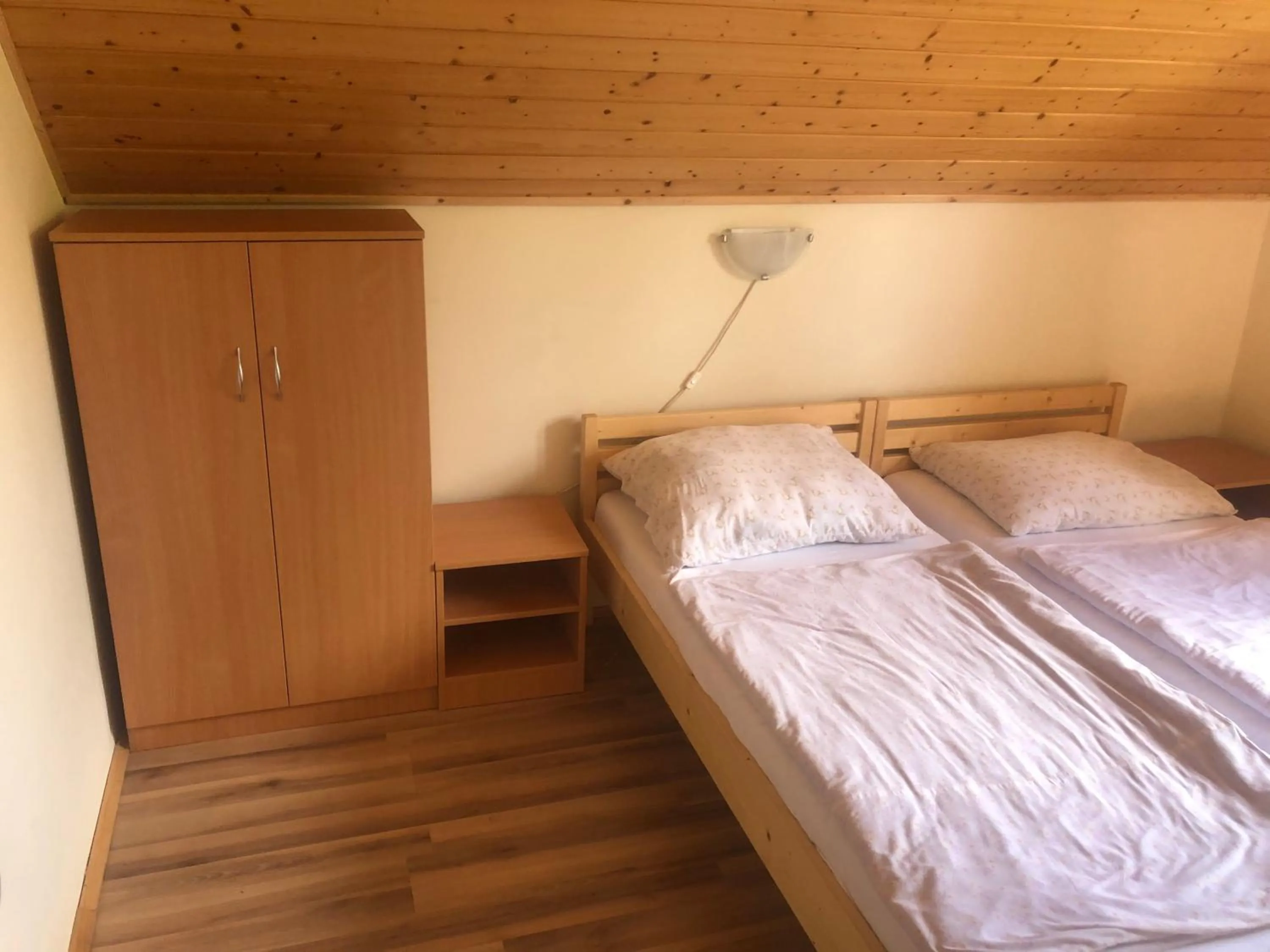 Bed in Zalakarosi Égerfa Nyaralóház Földszinti és Emeleti Apartman