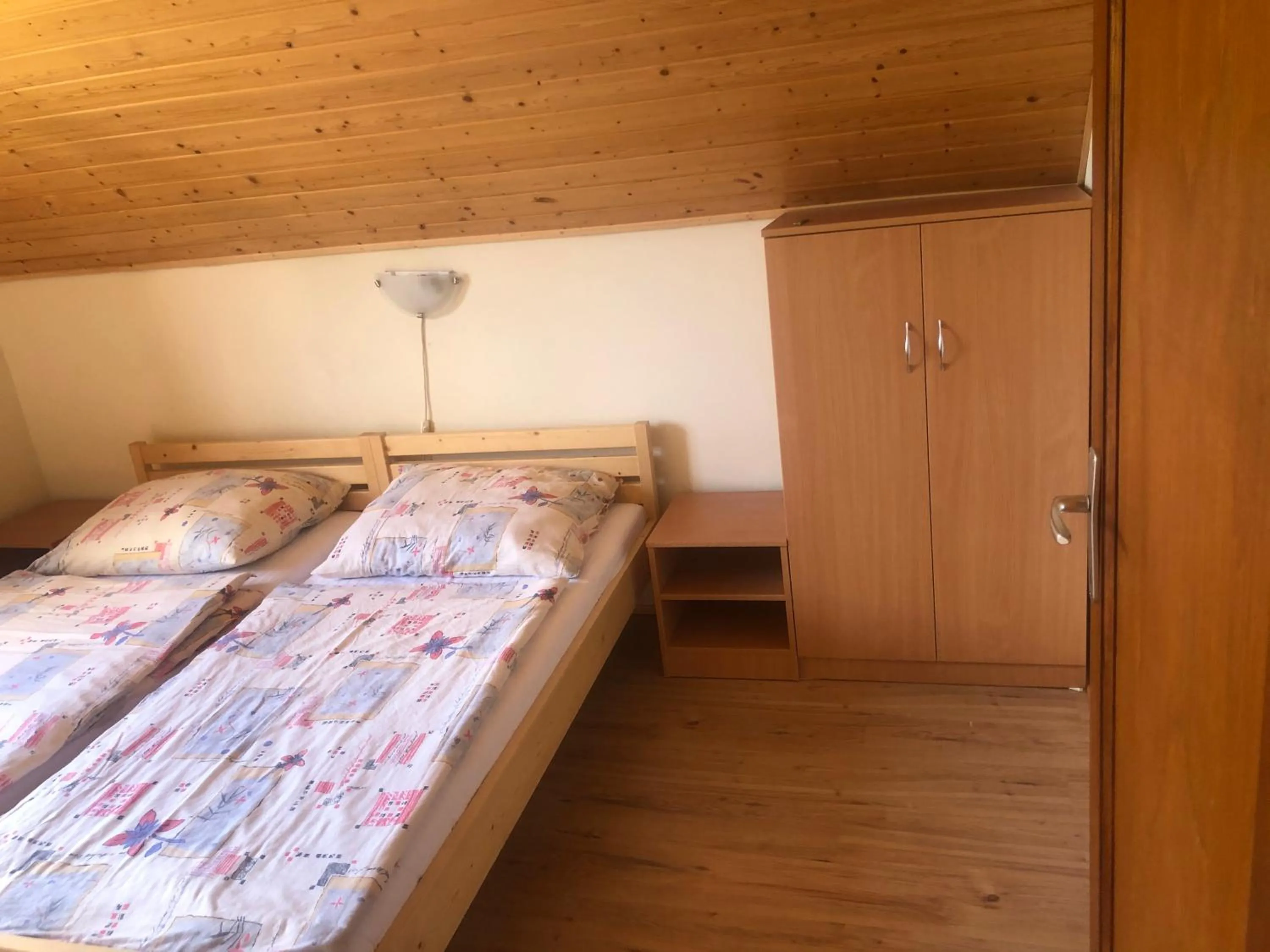 Bed in Zalakarosi Égerfa Nyaralóház Földszinti és Emeleti Apartman