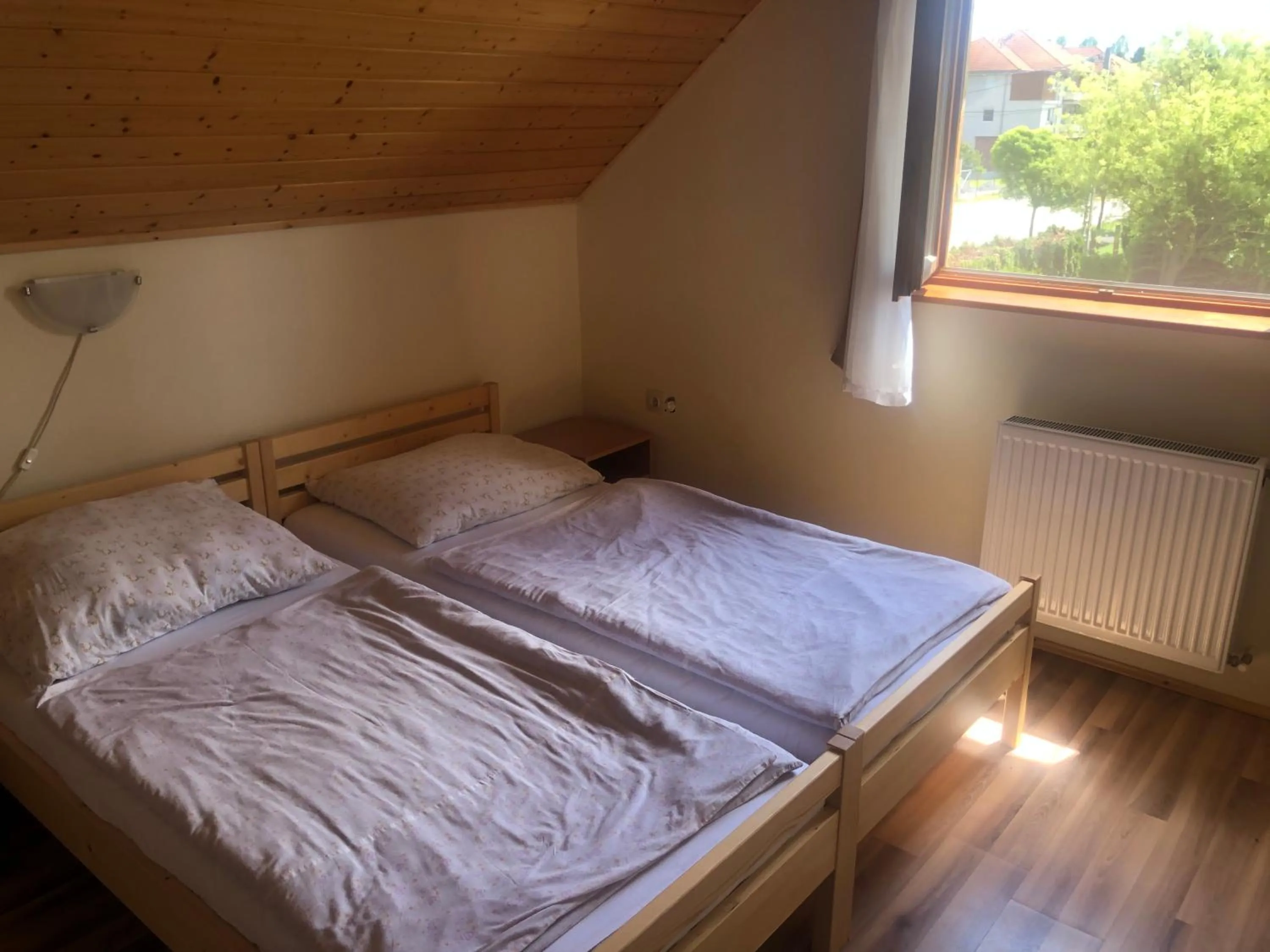 Bed in Zalakarosi Égerfa Nyaralóház Földszinti és Emeleti Apartman