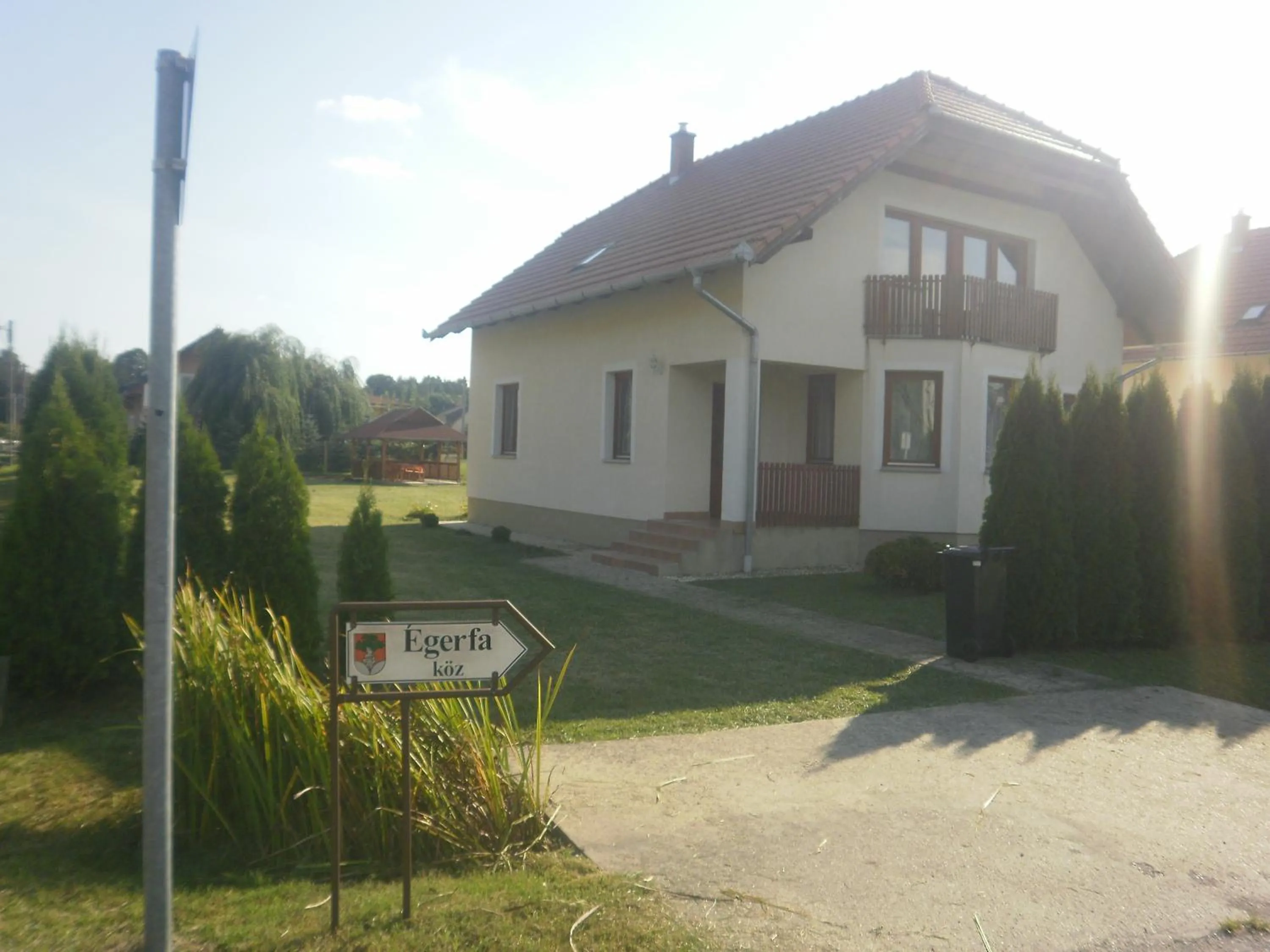 Zalakarosi Égerfa Nyaralóház Földszinti és Emeleti Apartman