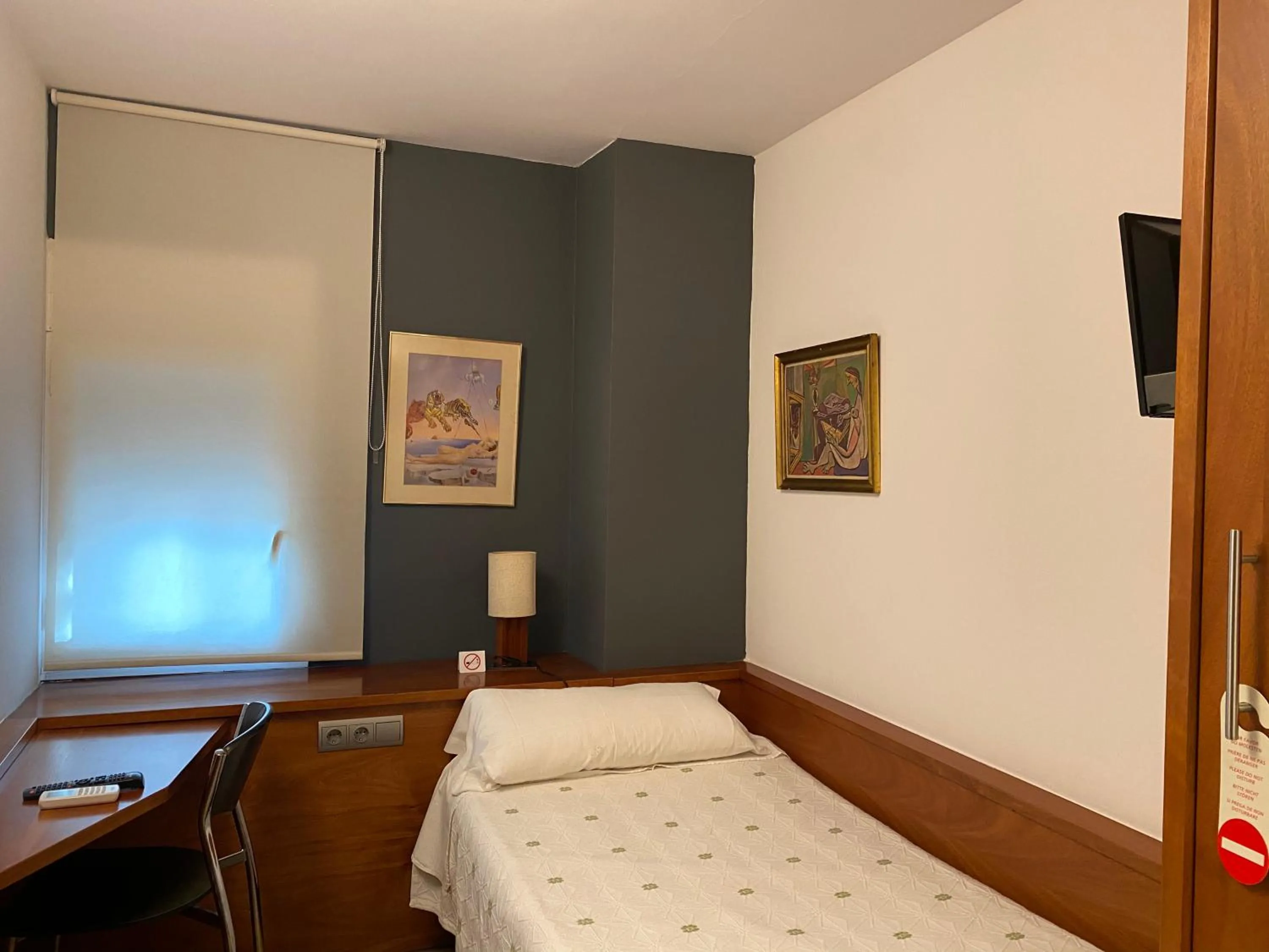 Bedroom, Bed in HOSTAL GALICIA CARDEDEU