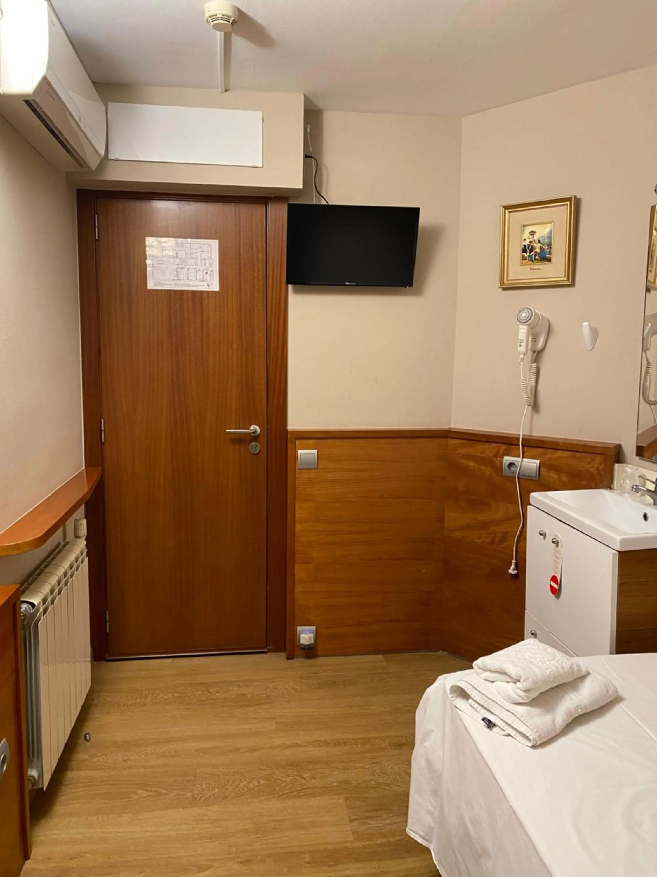 towels, Bed in HOSTAL GALICIA CARDEDEU