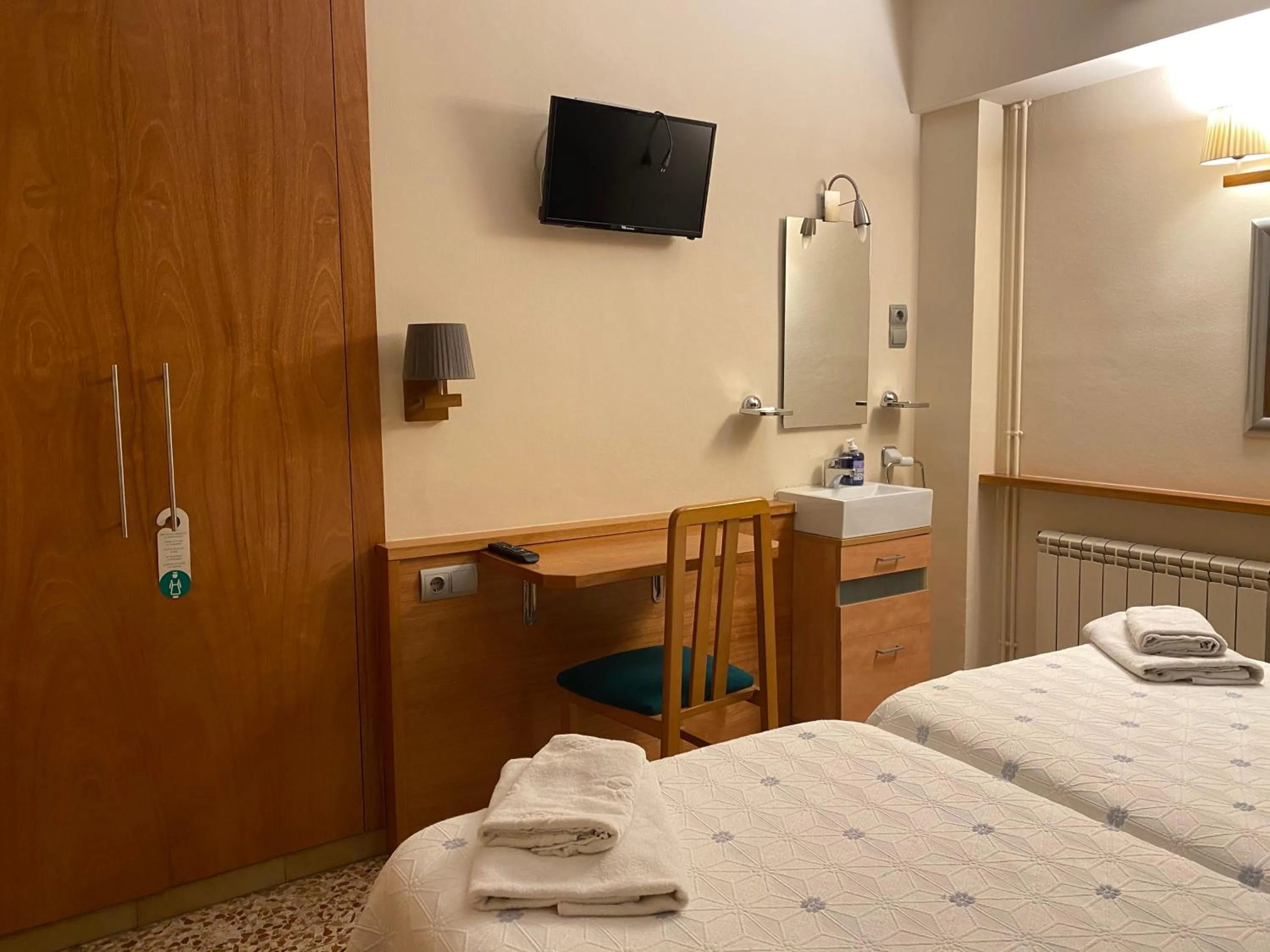 TV and multimedia, Bed in HOSTAL GALICIA CARDEDEU