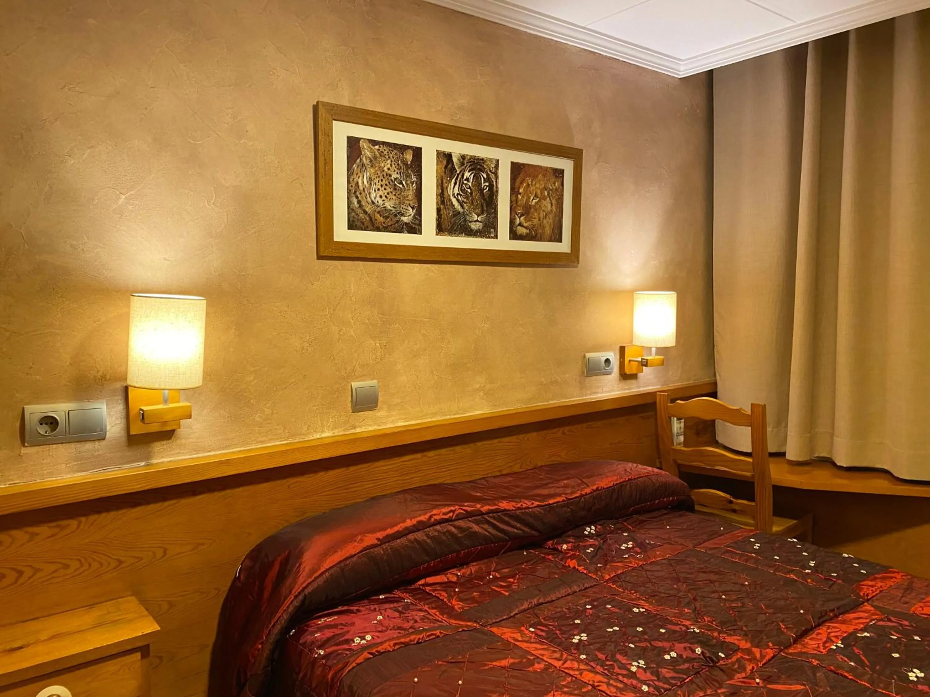 Bedroom, Bed in HOSTAL GALICIA CARDEDEU