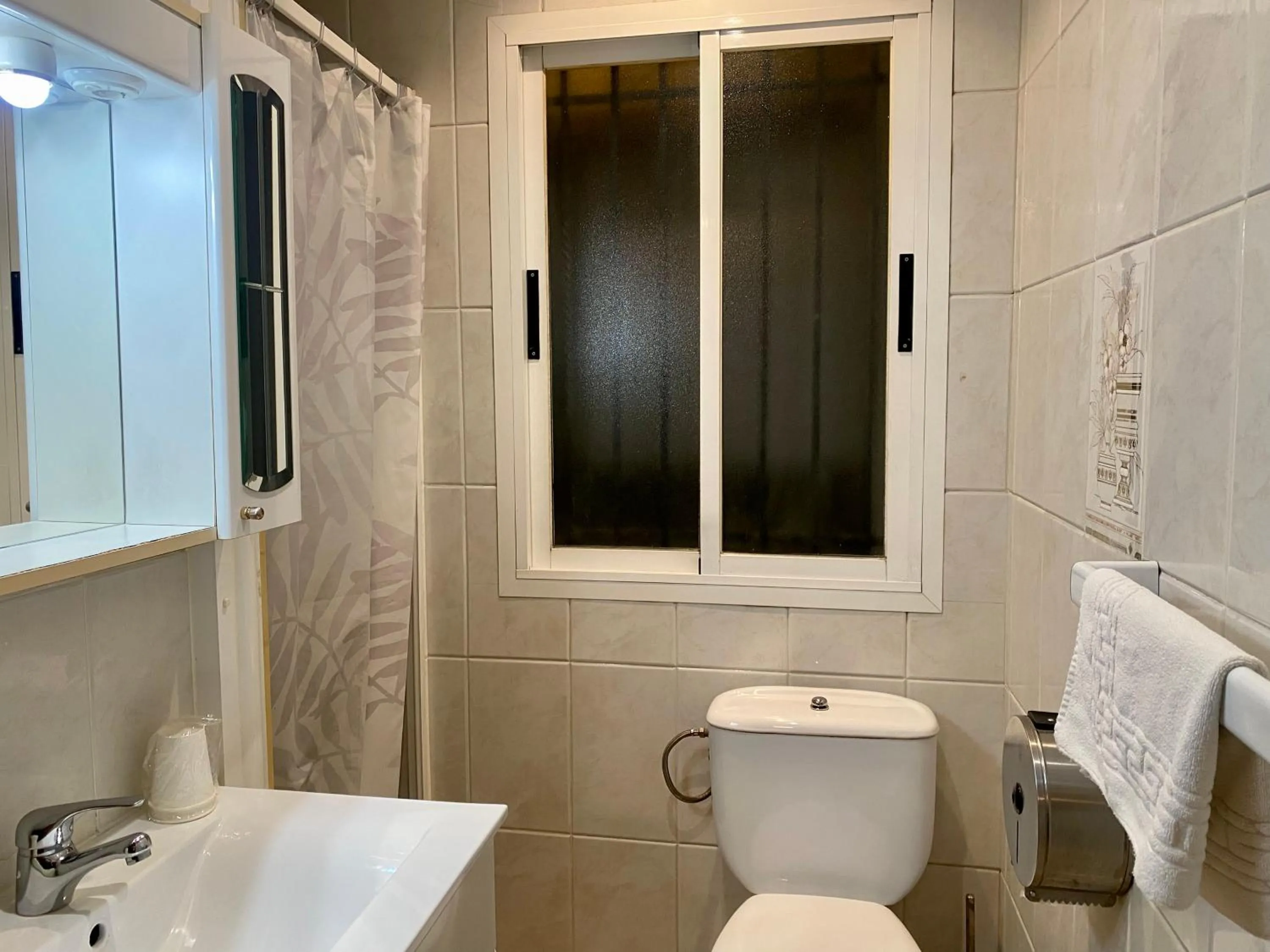 Bathroom in HOSTAL GALICIA CARDEDEU