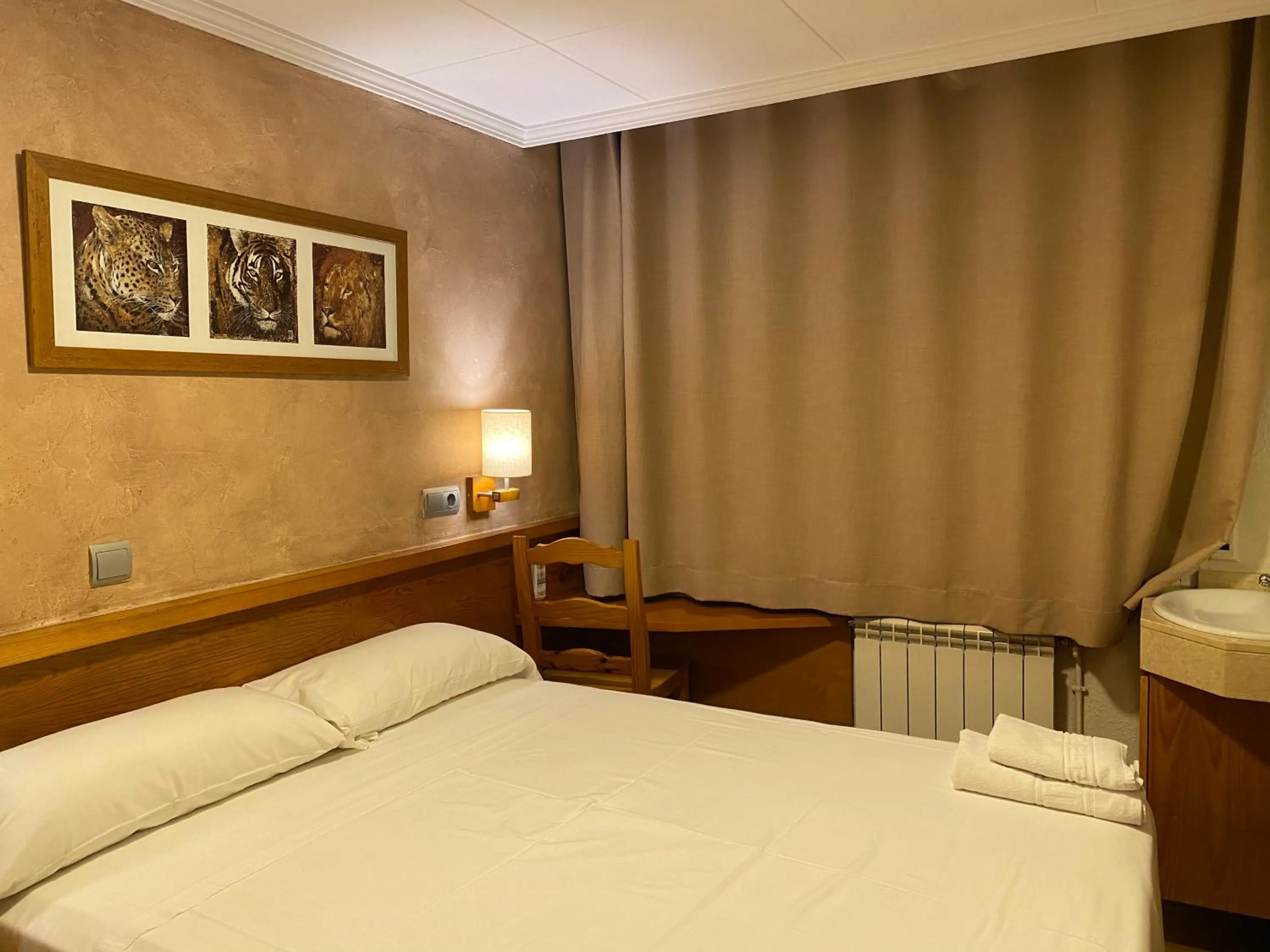 Bedroom, Bed in HOSTAL GALICIA CARDEDEU