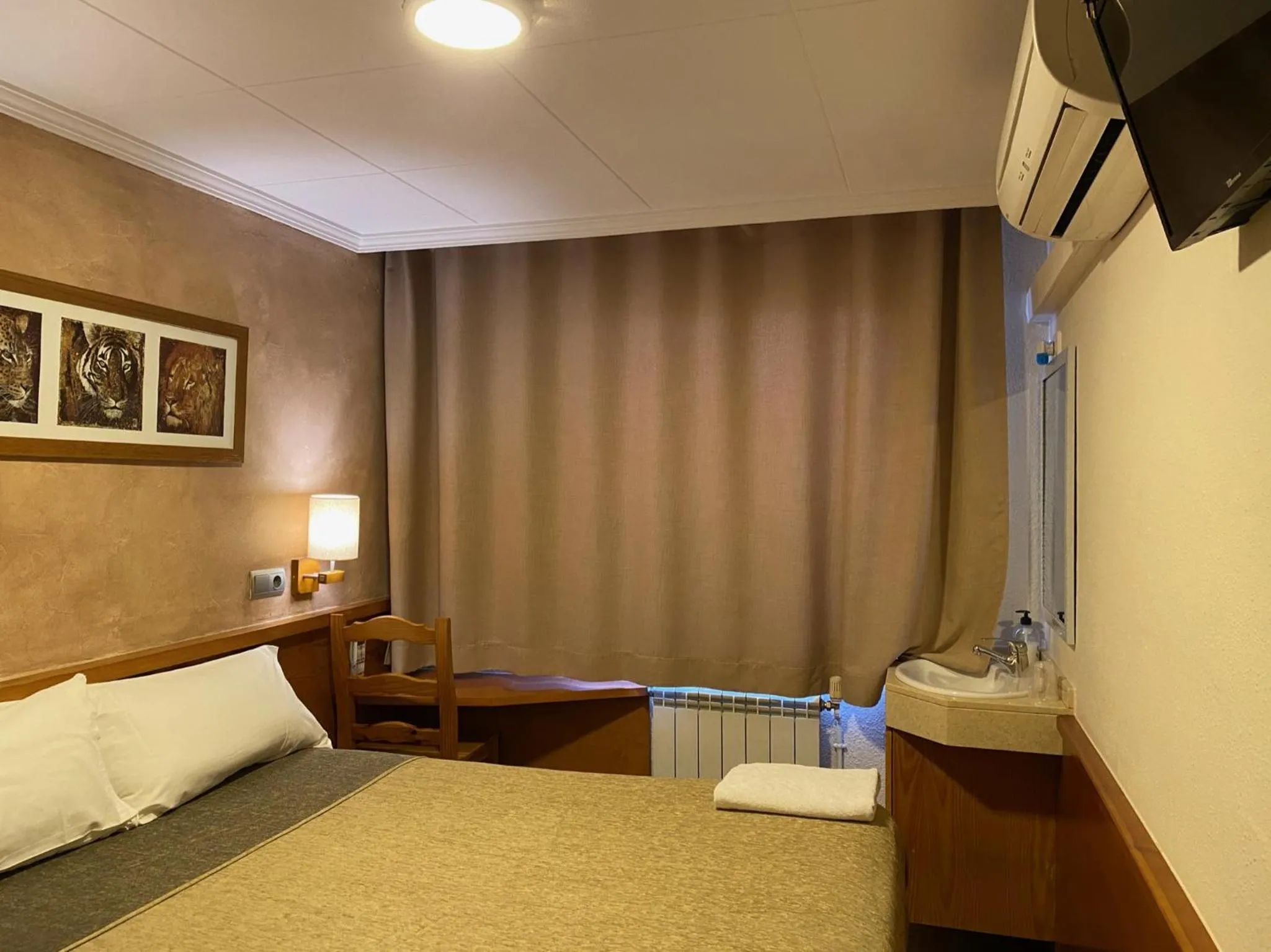 Photo of the whole room, Bed in HOSTAL GALICIA CARDEDEU