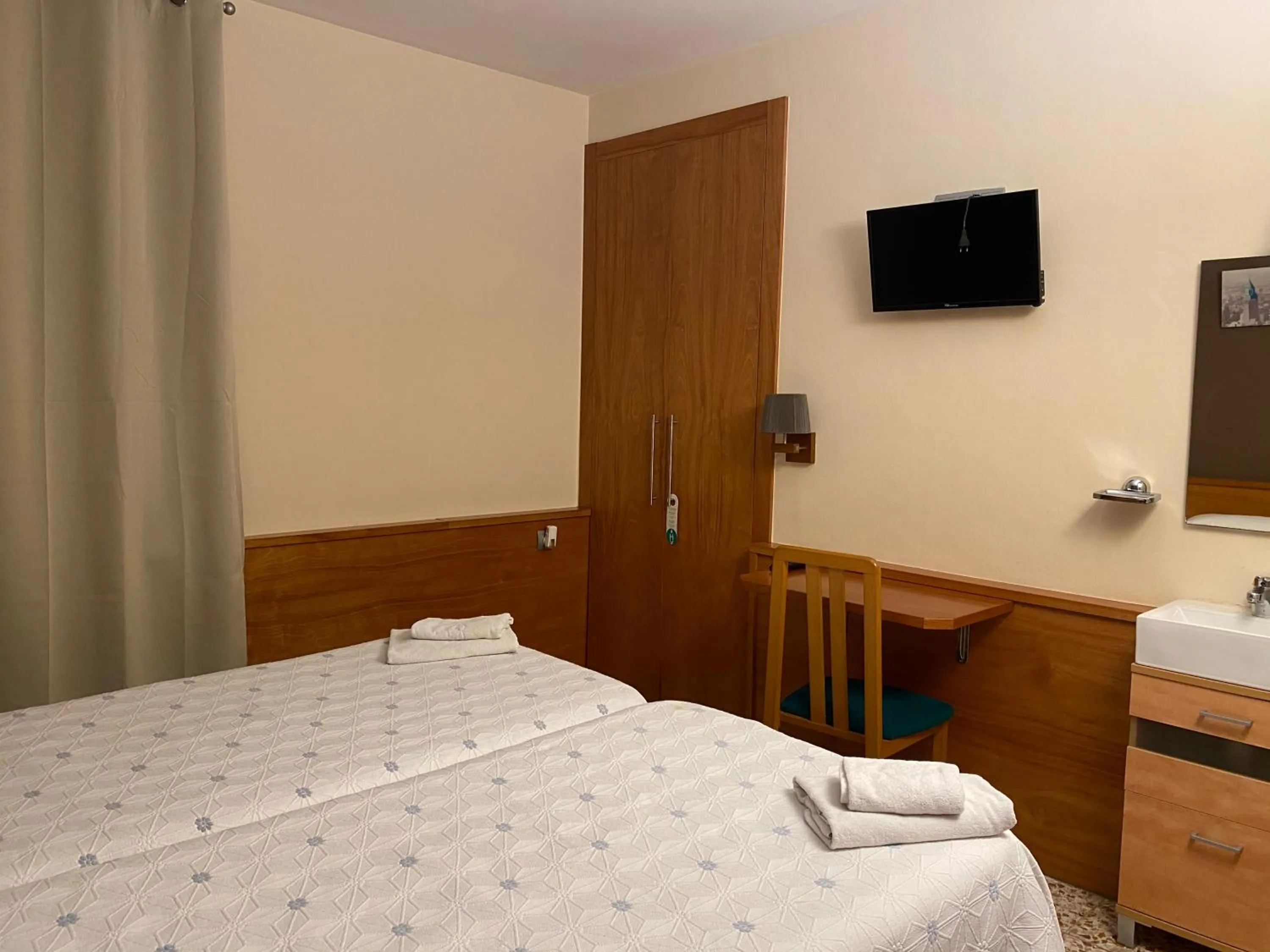 TV and multimedia, Bed in HOSTAL GALICIA CARDEDEU