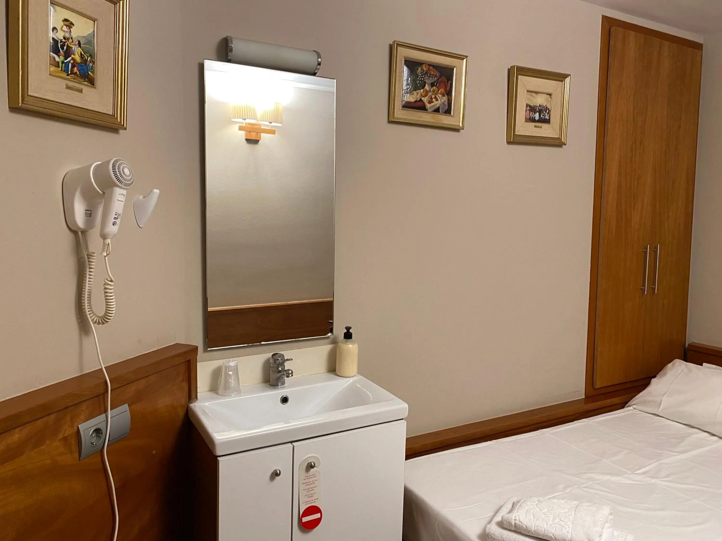 Bedroom, Bed in HOSTAL GALICIA CARDEDEU