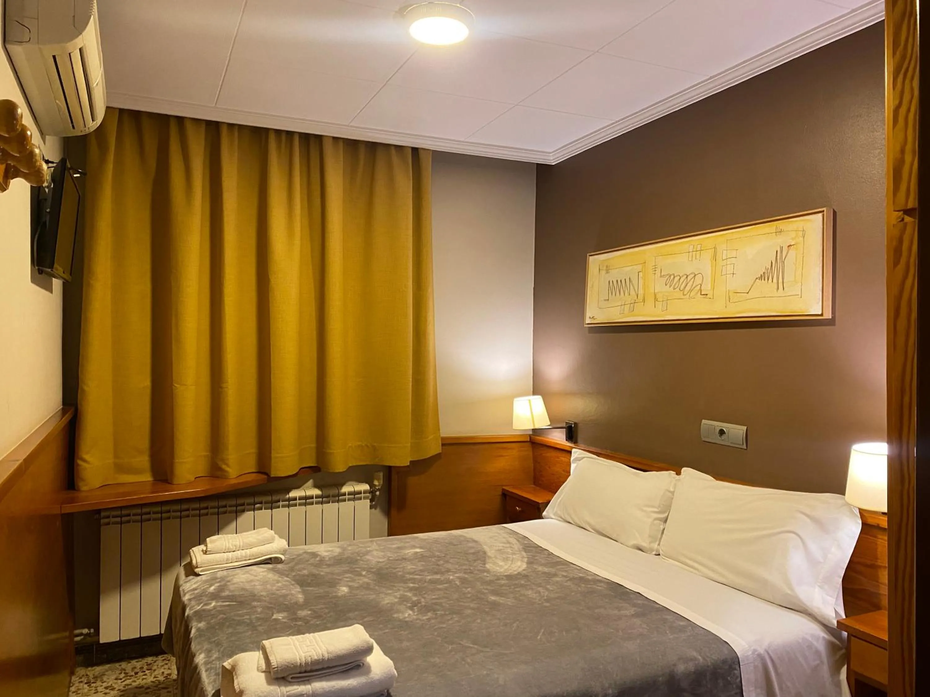 Bed in HOSTAL GALICIA CARDEDEU