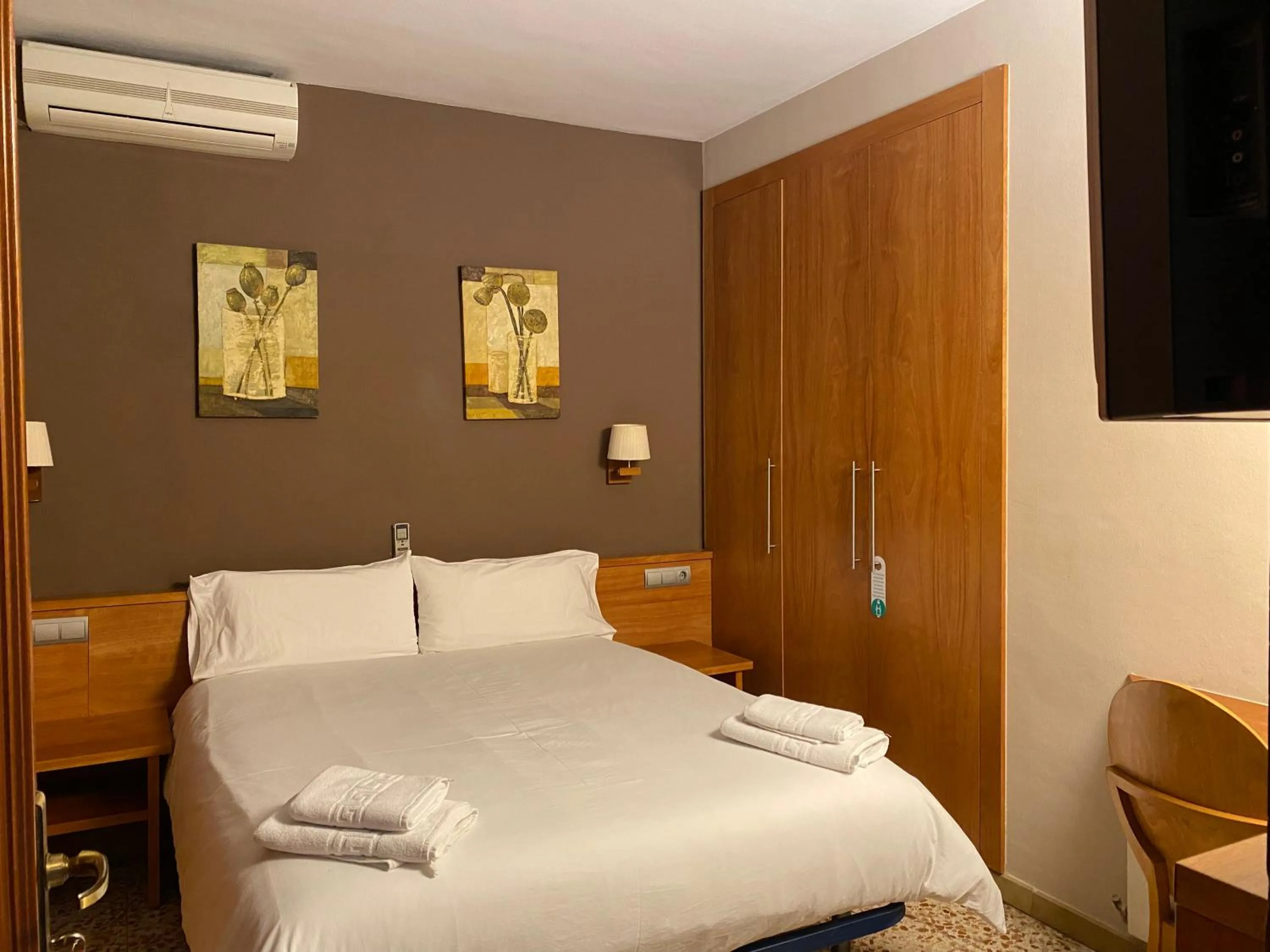 Bedroom, Bed in HOSTAL GALICIA CARDEDEU