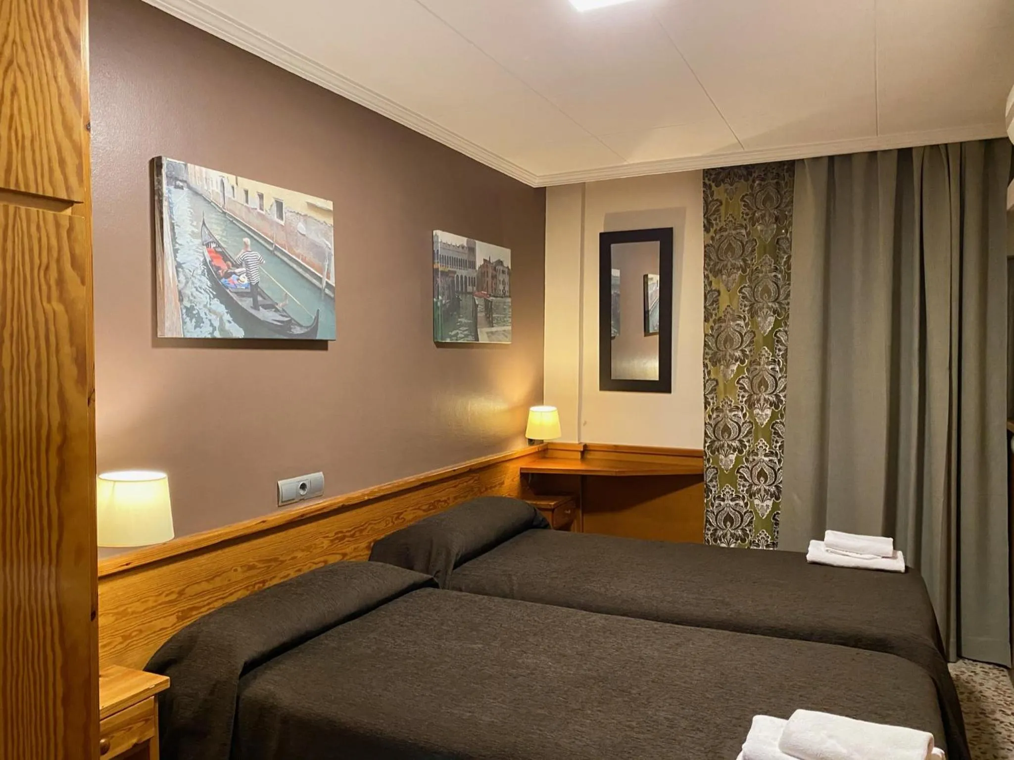 Bedroom, Bed in HOSTAL GALICIA CARDEDEU