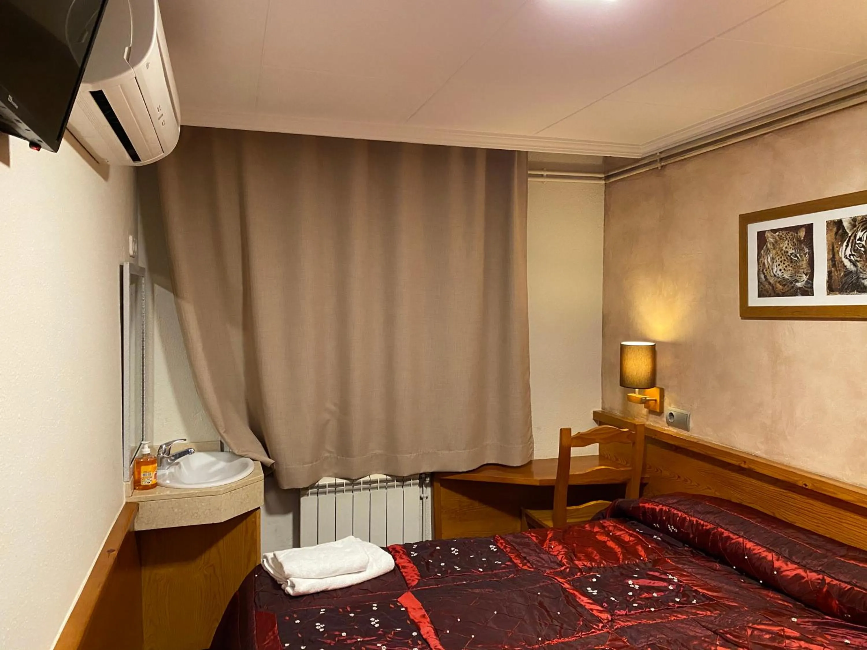 Bedroom, Bed in HOSTAL GALICIA CARDEDEU
