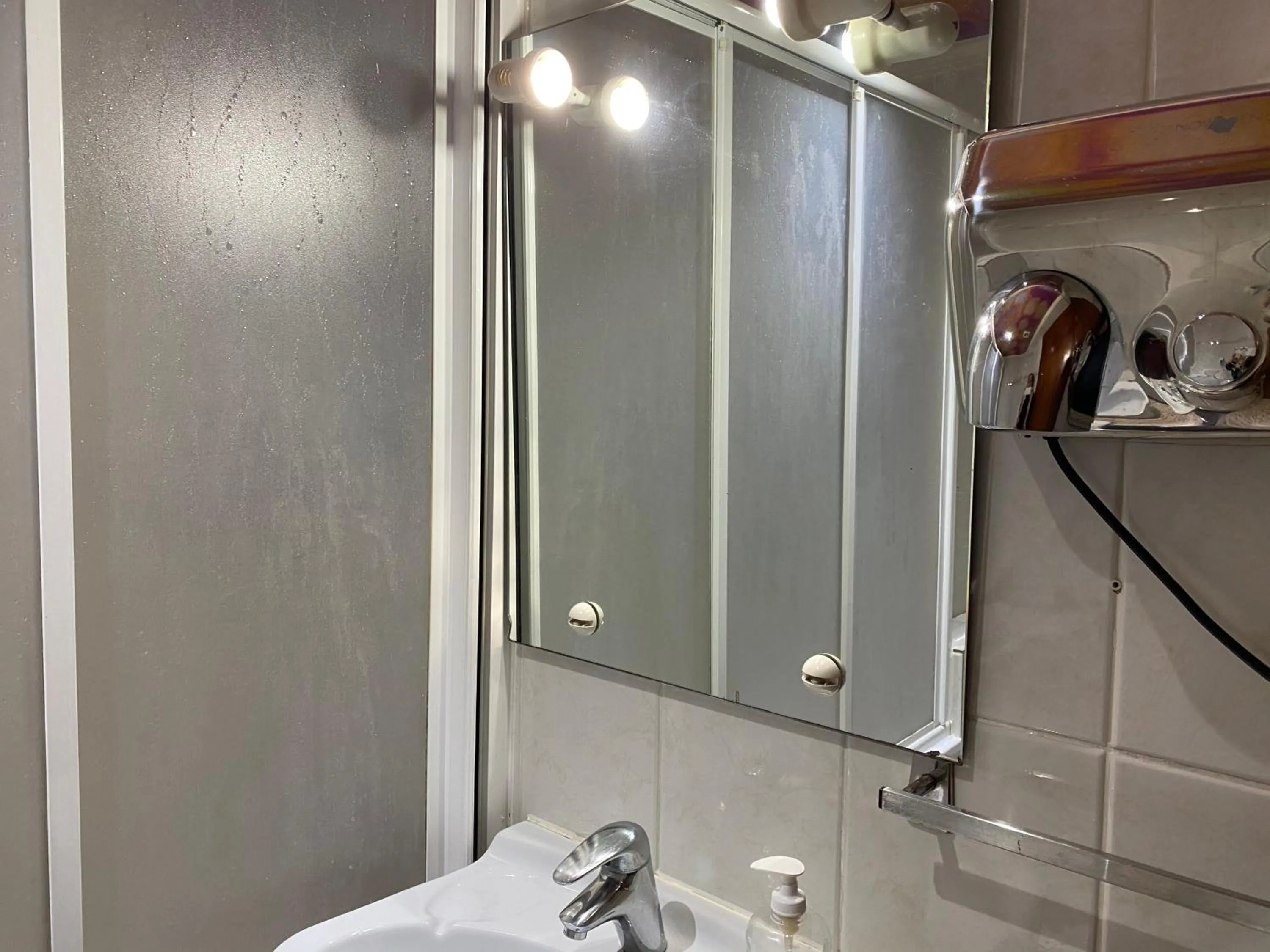 Shower in HOSTAL GALICIA CARDEDEU