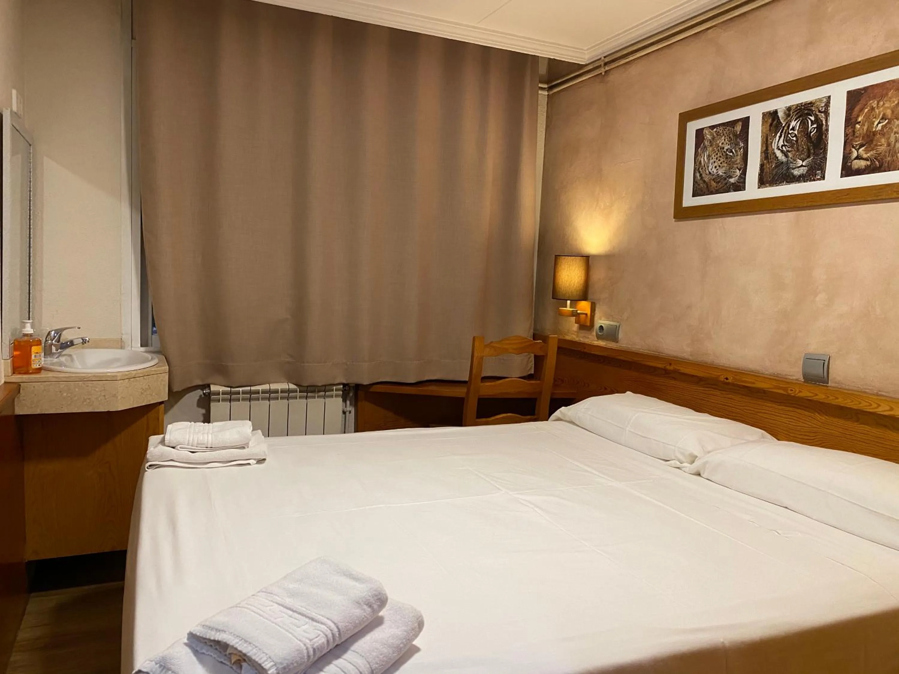Bedroom, Bed in HOSTAL GALICIA CARDEDEU