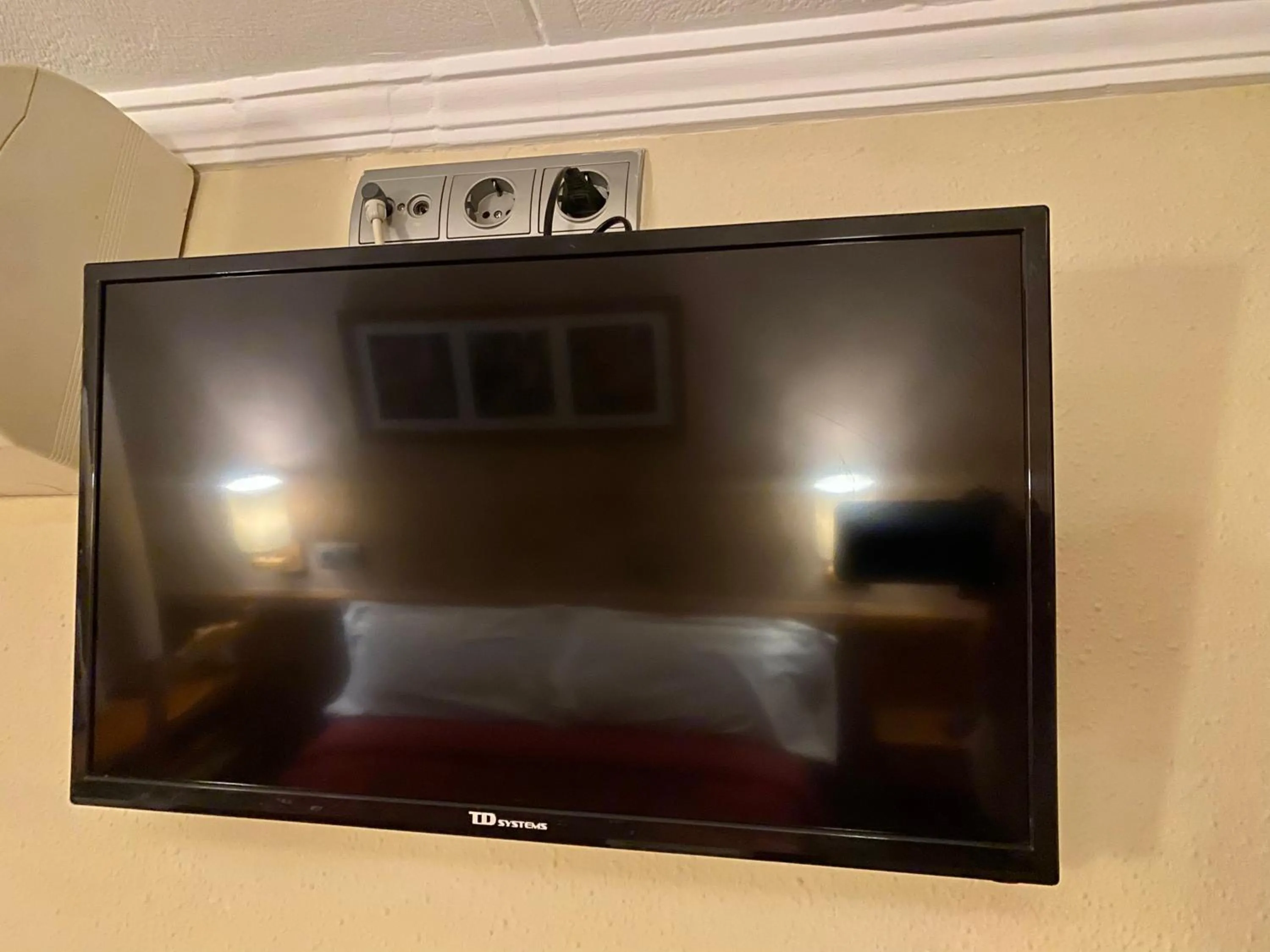 TV and multimedia in HOSTAL GALICIA CARDEDEU