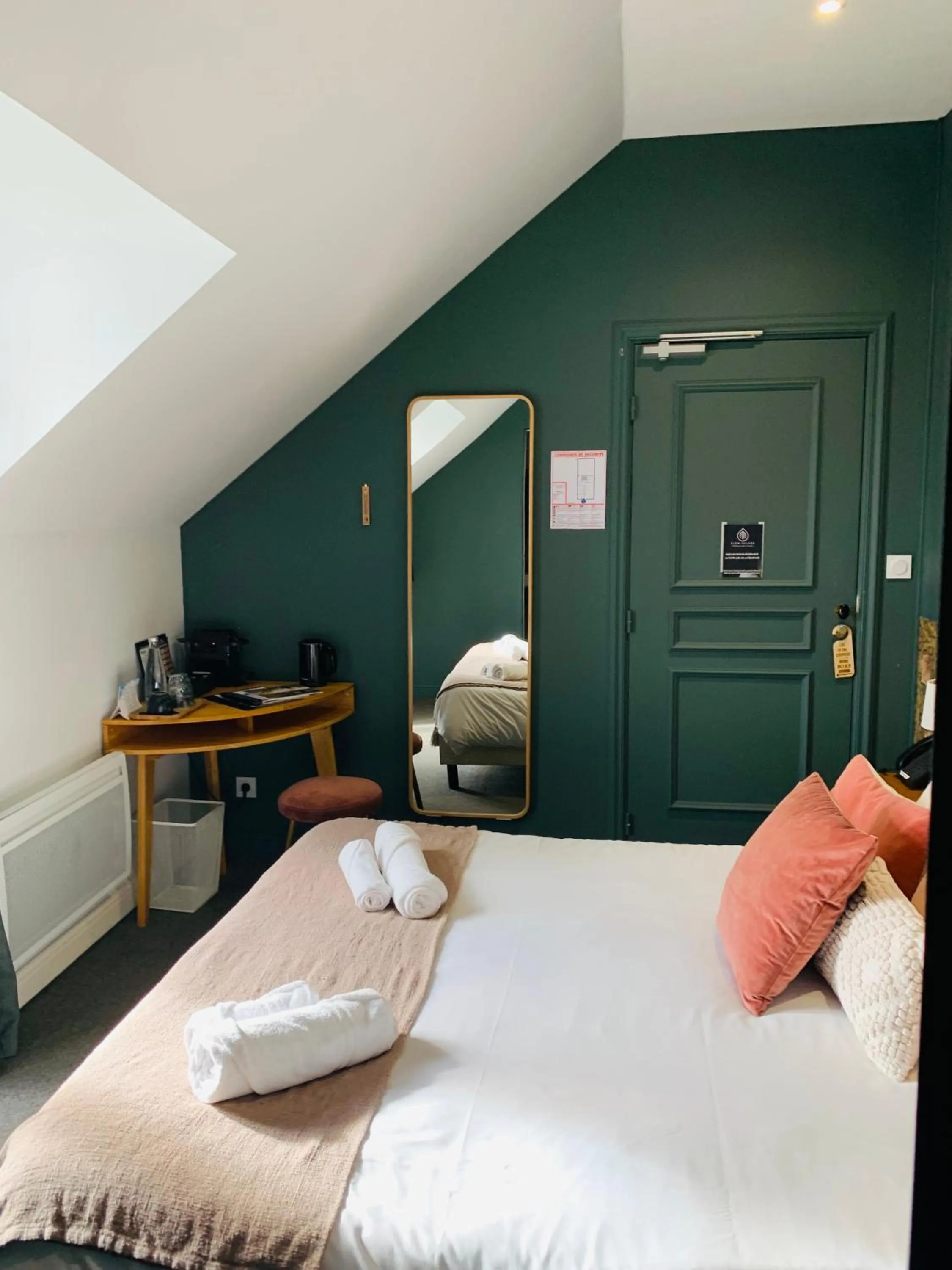 hair dresser, Bed in Le Château des Forges