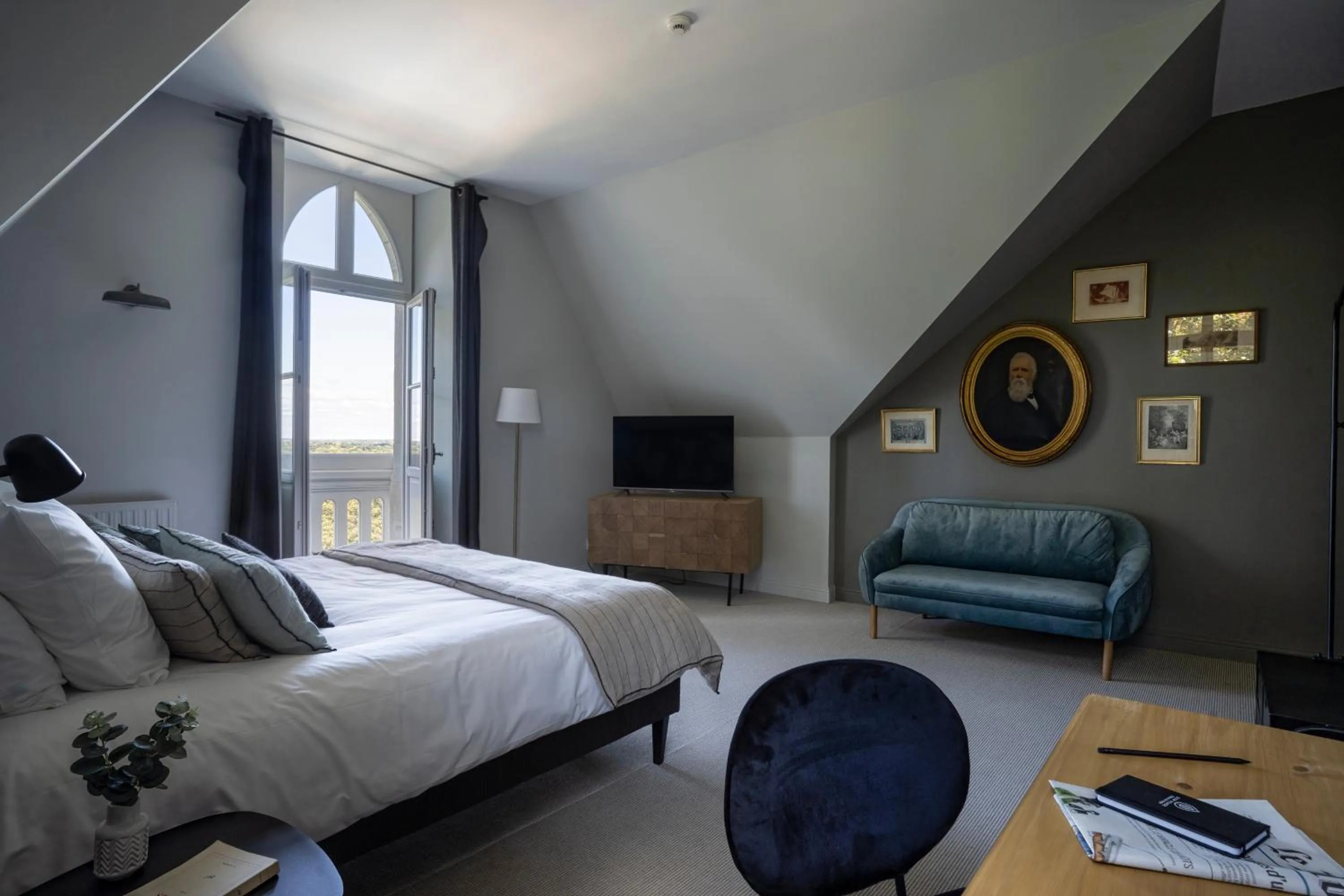 Photo of the whole room, Bed in Le Château des Forges