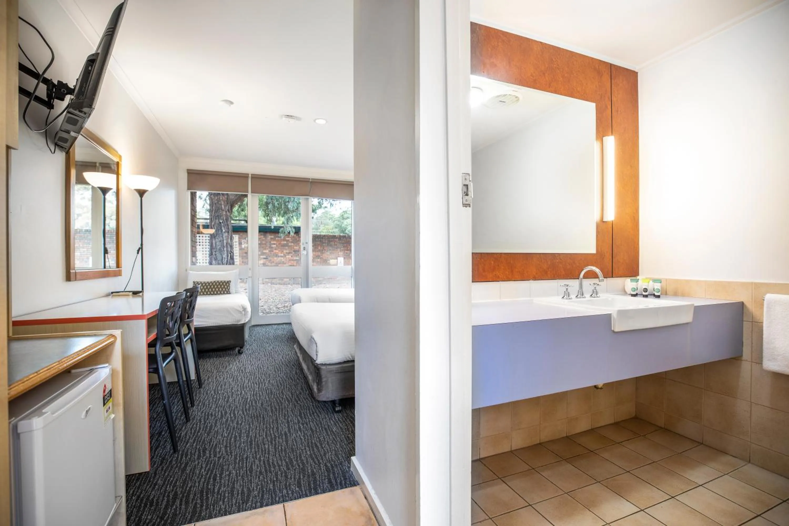 Bathroom, Bed in Burvale Hotel