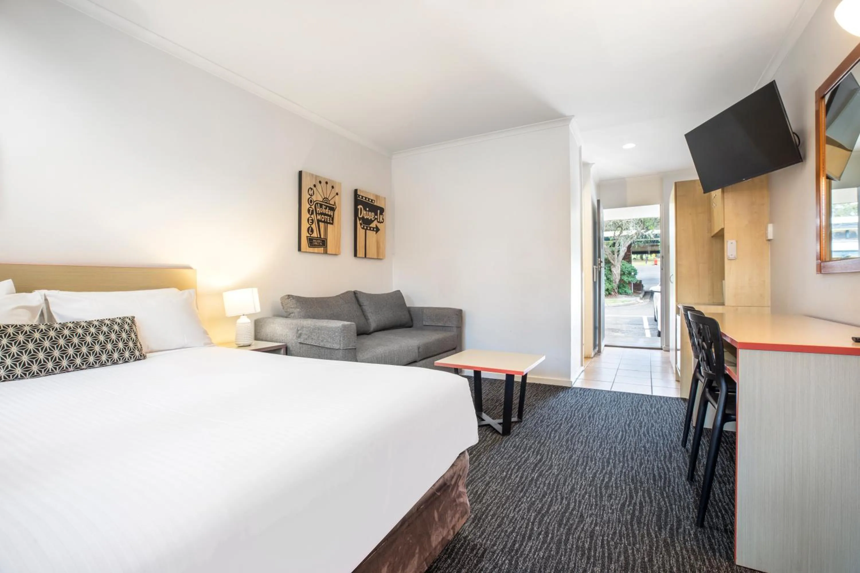 Bedroom, Bed in Burvale Hotel