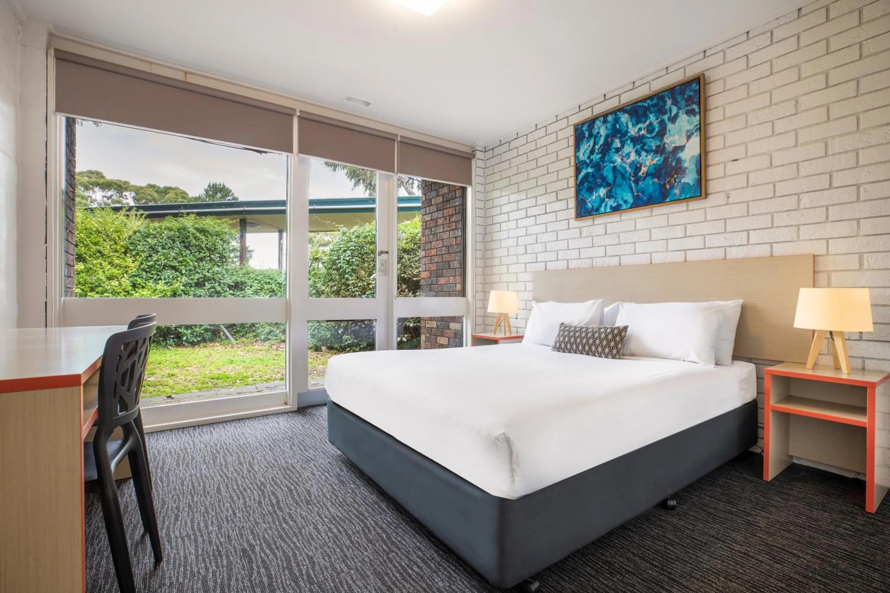 Bedroom, Bed in Burvale Hotel