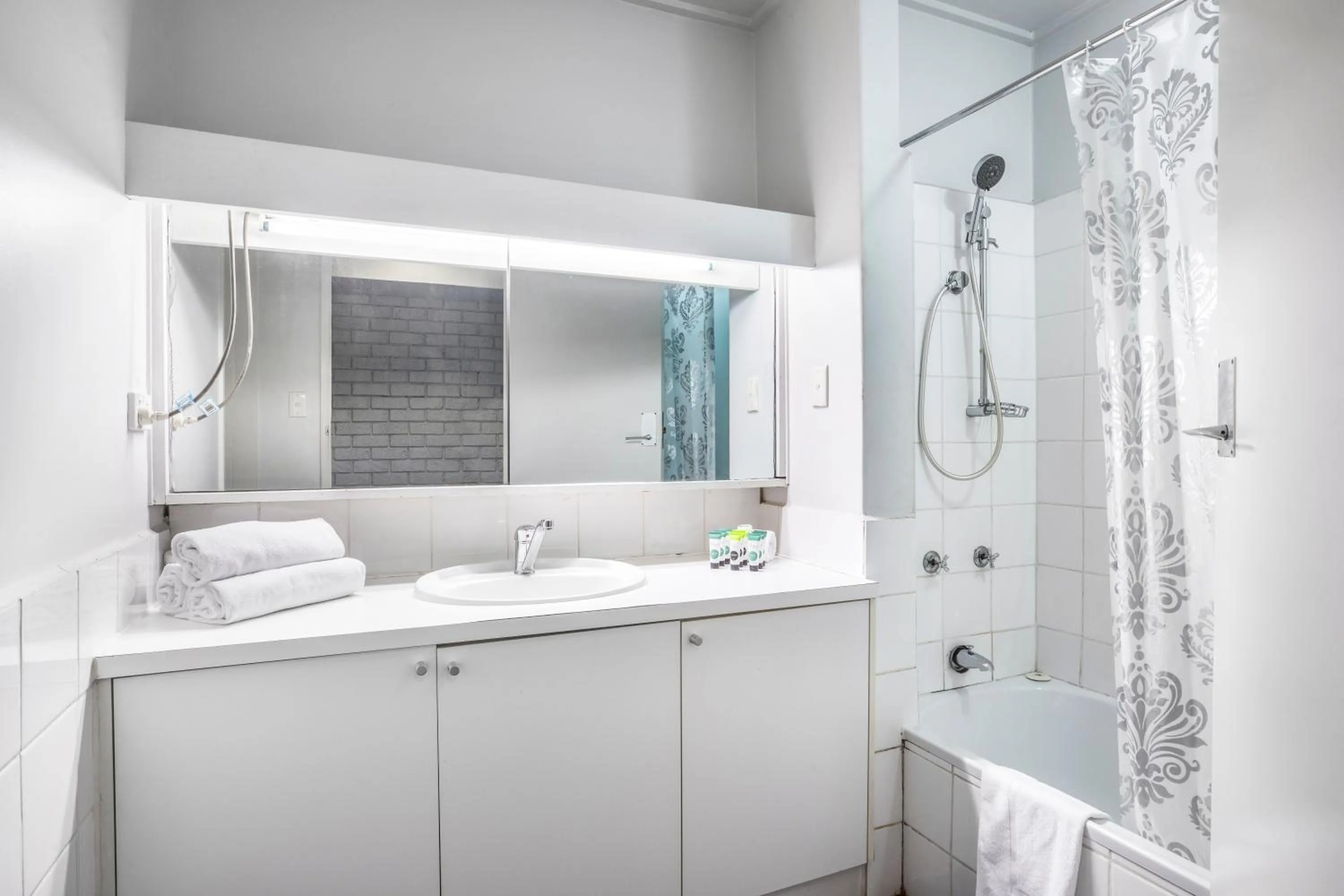 Bathroom in Burvale Hotel