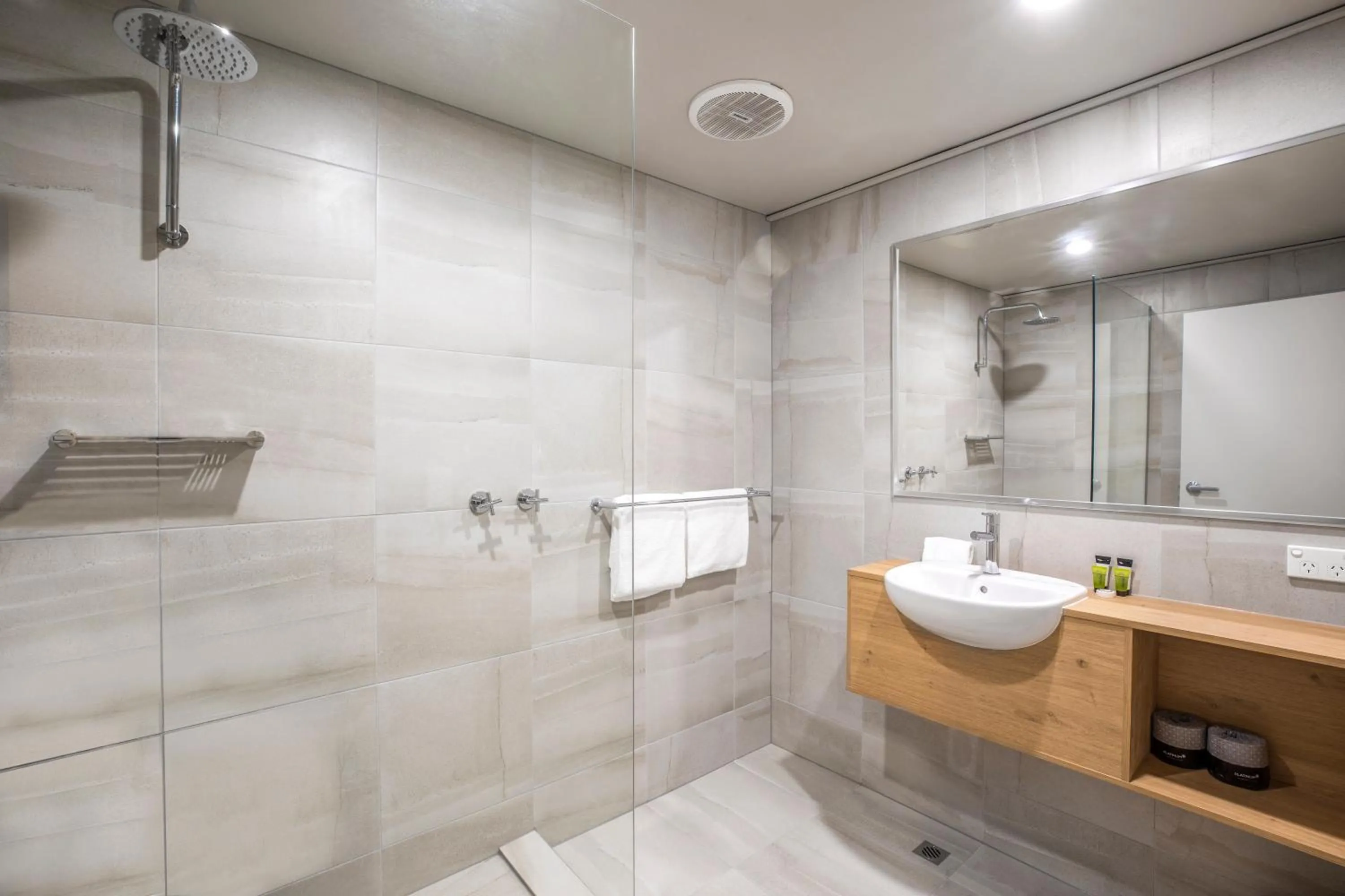 Shower in Nightcap at Excelsior Hotel