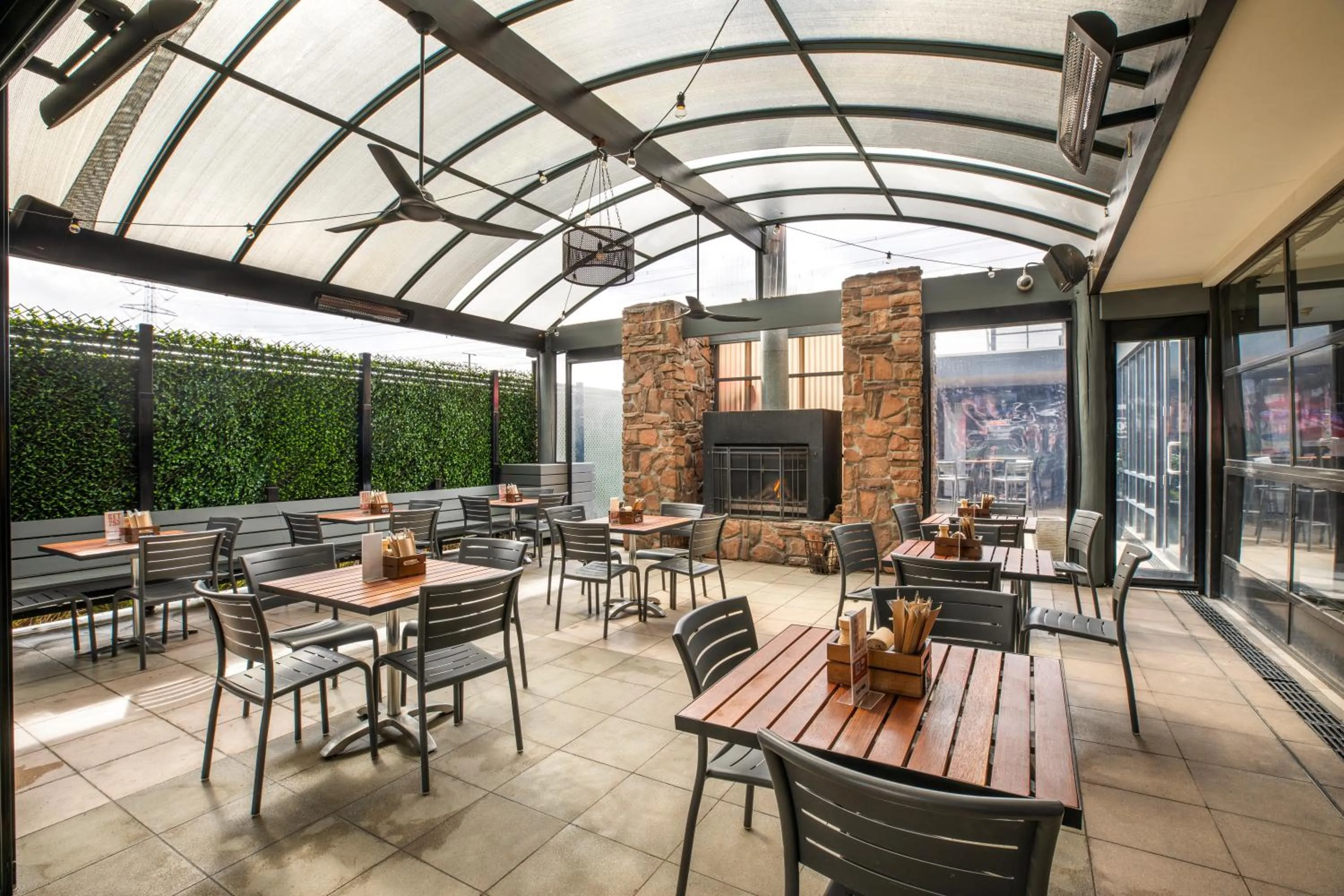 Restaurant/places to eat in Nightcap at Manhattan Hotel